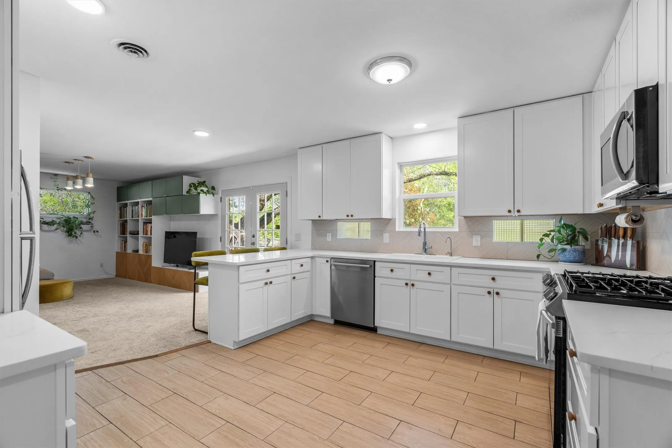 Single Family Residence For Sale in Dallas County , 2461 Highland Road, Dallas, Texas 75228, 2 Bedroom, 2 Bathroom, 2 Garage spaces, 1,379 Sqft, built in 1959, mls#21399359, Real Estate Agent in Dallas, Homes For Sale in Dallas county, Homes For Sale in Dallas, Realtor in Dallas Texas, Real Estate Brokerage Independent Realty Texas, Luminita Cordes Realtor