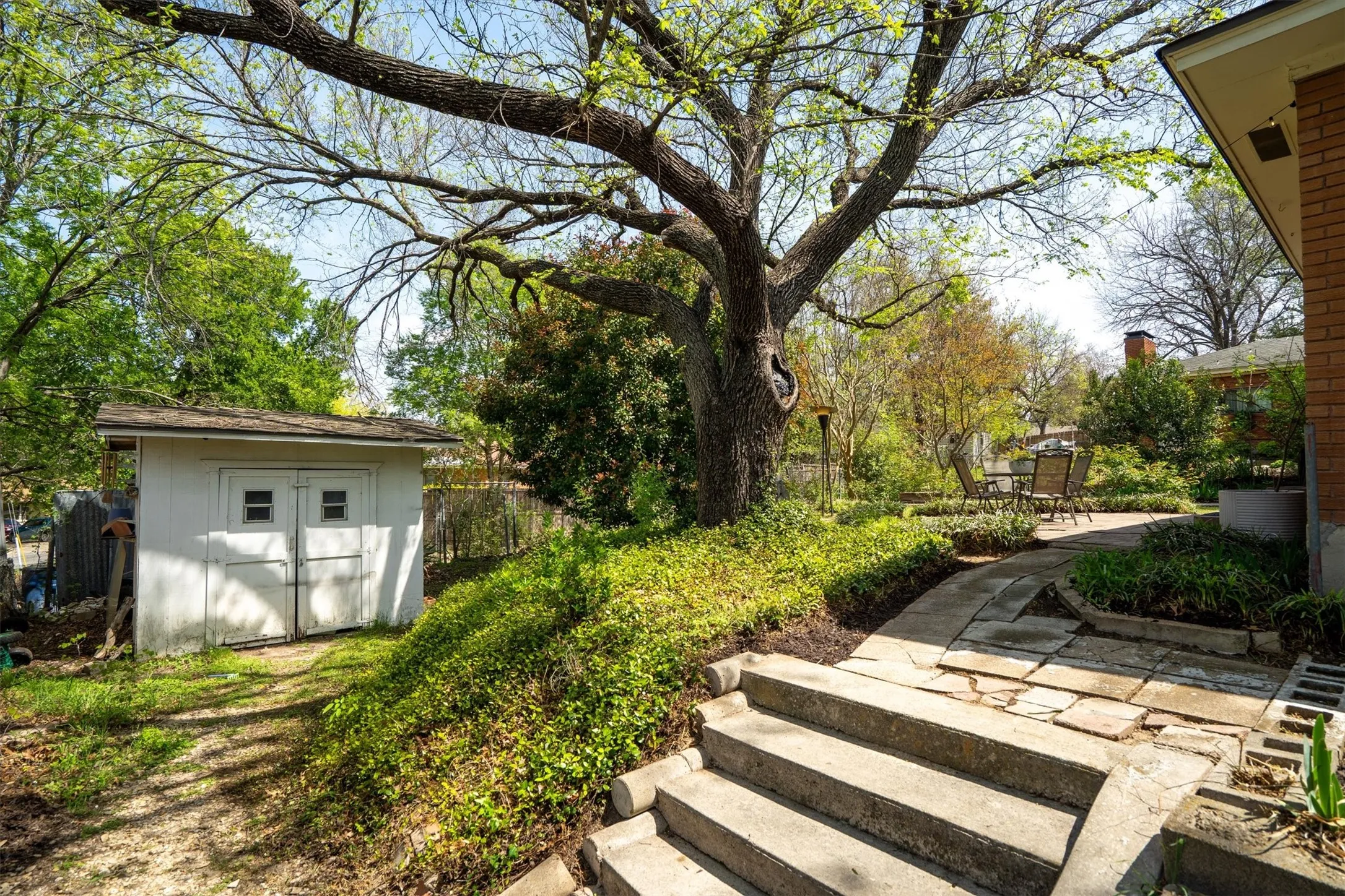 Single Family Residence For Sale in Dallas County , 2461 Highland Road, Dallas, Texas 75228, 2 Bedroom, 2 Bathroom, 2 Garage spaces, 1,379 Sqft, built in 1959, mls#21399359, Real Estate Agent in Dallas, Homes For Sale in Dallas county, Homes For Sale in Dallas, Realtor in Dallas Texas, Real Estate Brokerage Independent Realty Texas, Luminita Cordes Realtor