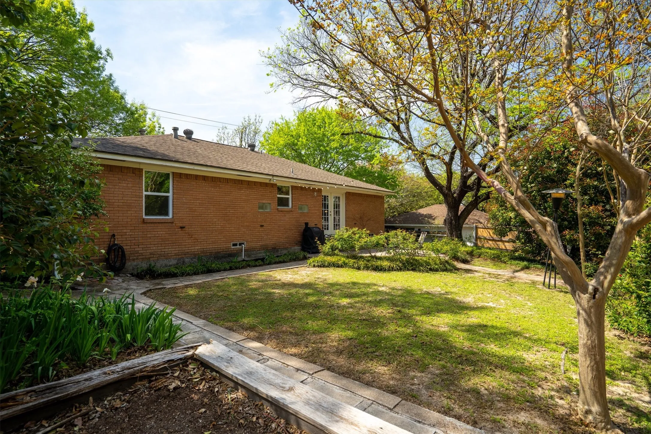 Single Family Residence For Sale in Dallas County , 2461 Highland Road, Dallas, Texas 75228, 2 Bedroom, 2 Bathroom, 2 Garage spaces, 1,379 Sqft, built in 1959, mls#21399359, Real Estate Agent in Dallas, Homes For Sale in Dallas county, Homes For Sale in Dallas, Realtor in Dallas Texas, Real Estate Brokerage Independent Realty Texas, Luminita Cordes Realtor