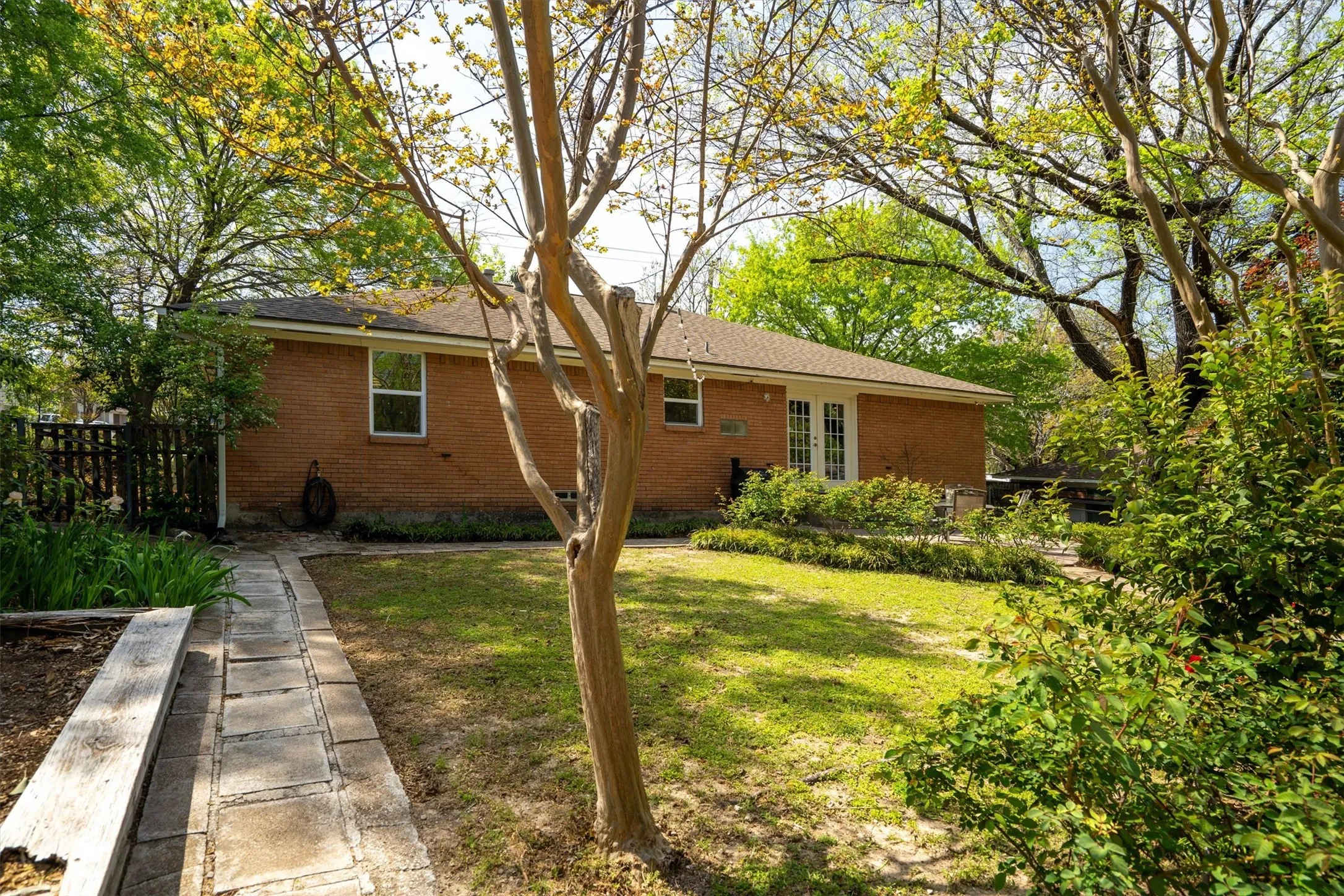 Single Family Residence For Sale in Dallas County , 2461 Highland Road, Dallas, Texas 75228, 2 Bedroom, 2 Bathroom, 2 Garage spaces, 1,379 Sqft, built in 1959, mls#21399359, Real Estate Agent in Dallas, Homes For Sale in Dallas county, Homes For Sale in Dallas, Realtor in Dallas Texas, Real Estate Brokerage Independent Realty Texas, Luminita Cordes Realtor
