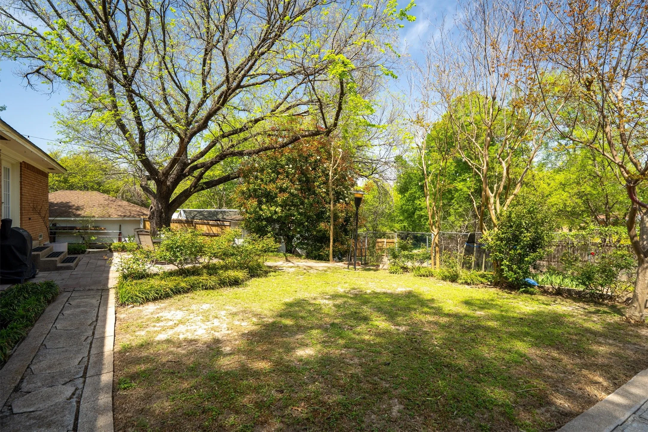Single Family Residence For Sale in Dallas County , 2461 Highland Road, Dallas, Texas 75228, 2 Bedroom, 2 Bathroom, 2 Garage spaces, 1,379 Sqft, built in 1959, mls#21399359, Real Estate Agent in Dallas, Homes For Sale in Dallas county, Homes For Sale in Dallas, Realtor in Dallas Texas, Real Estate Brokerage Independent Realty Texas, Luminita Cordes Realtor