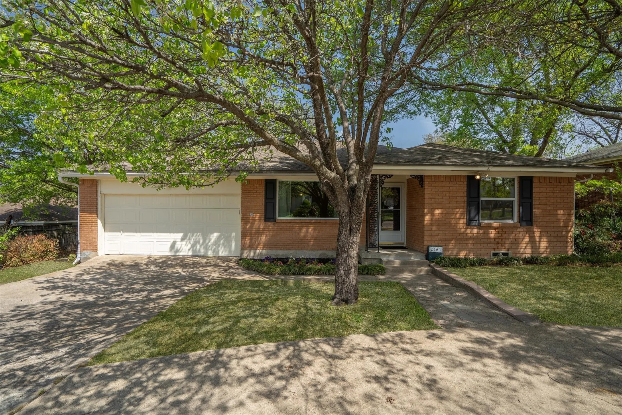 Single Family Residence For Sale in Dallas County , 2461 Highland Road, Dallas, Texas 75228, 2 Bedroom, 2 Bathroom, 2 Garage spaces, 1,379 Sqft, built in 1959, mls#21399359, Real Estate Agent in Dallas, Homes For Sale in Dallas county, Homes For Sale in Dallas, Realtor in Dallas Texas, Real Estate Brokerage Independent Realty Texas, Luminita Cordes Realtor