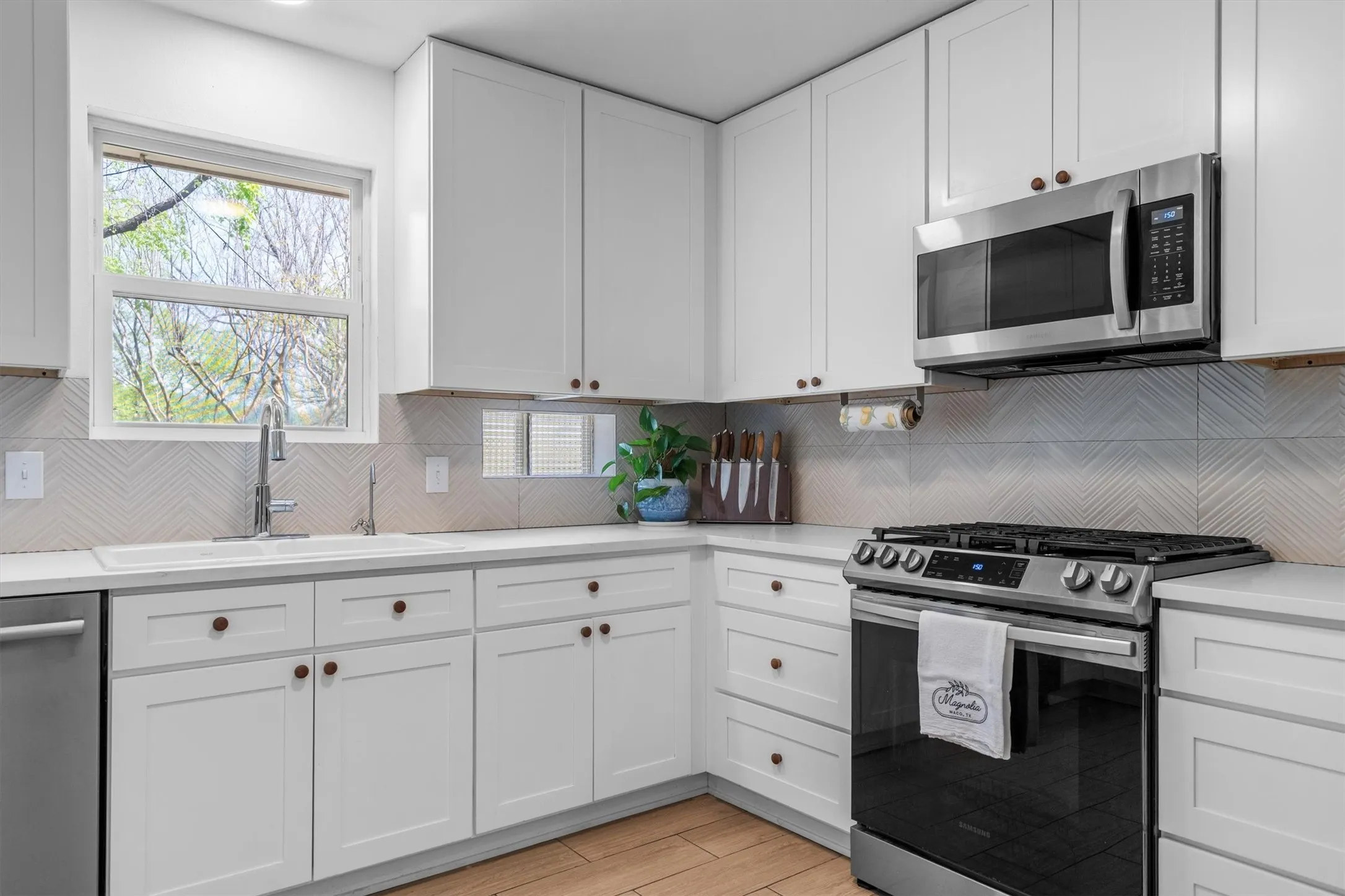 Single Family Residence For Sale in Dallas County , 2461 Highland Road, Dallas, Texas 75228, 2 Bedroom, 2 Bathroom, 2 Garage spaces, 1,379 Sqft, built in 1959, mls#21399359, Real Estate Agent in Dallas, Homes For Sale in Dallas county, Homes For Sale in Dallas, Realtor in Dallas Texas, Real Estate Brokerage Independent Realty Texas, Luminita Cordes Realtor