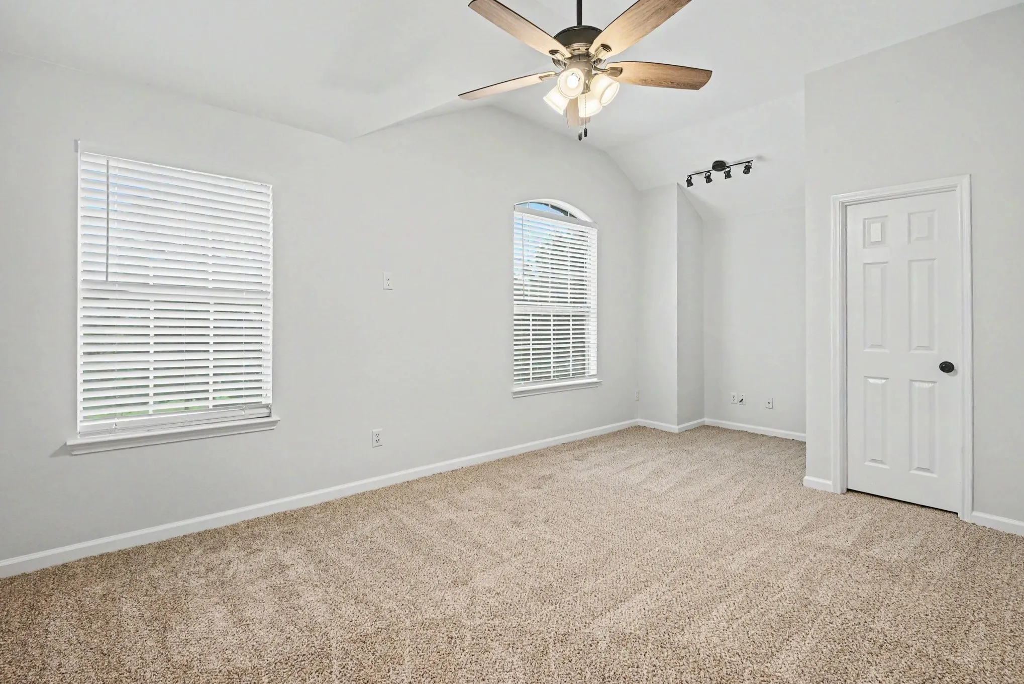 Single Family Residence For Sale in Tarrant County , 10005 Shelburne Road, Fort Worth, Texas 76244, 4 Bedroom, 3 Bathroom, 2 Garage spaces, 3,580 Sqft, built in 2004, mls#21398189, Real Estate Agent in Fort Worth, Homes For Sale in Tarrant county, Homes For Sale in Fort Worth, Realtor in Fort Worth Texas, Real Estate Brokerage Independent Realty Texas, Luminita Cordes Realtor