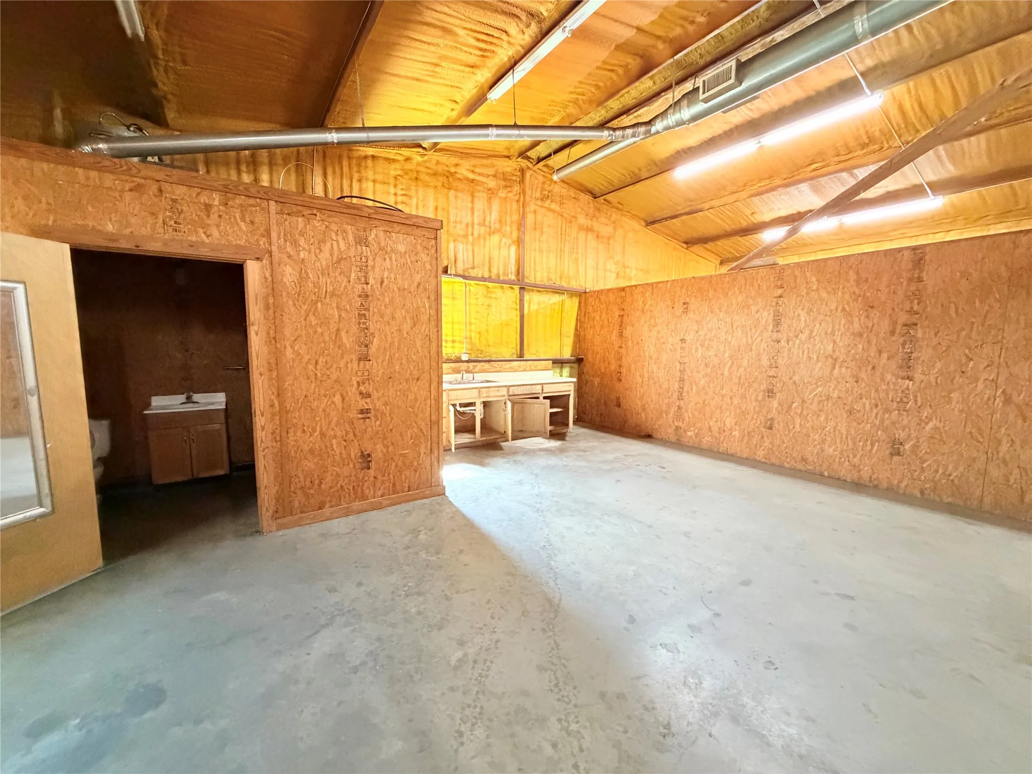 Single Family Residence For Sale in Limestone County , 1220 Hinchliffe Road, Mexia, Texas 76667, 3 Bedroom, 4 Bathroom, 2 Garage spaces, 3,383 Sqft, built in 2014, mls#21397689, Real Estate Agent in Mexia, Homes For Sale in Limestone county, Homes For Sale in Mexia, Realtor in Mexia Texas, Real Estate Brokerage Independent Realty Texas, Luminita Cordes Realtor