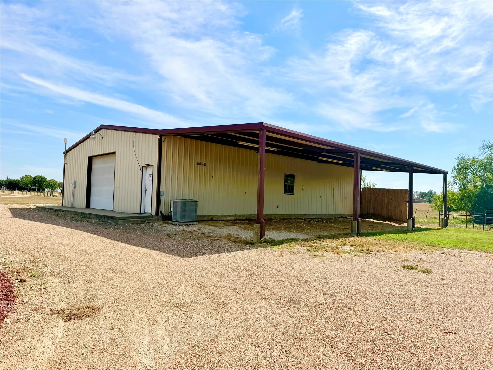Single Family Residence For Sale in Limestone County , 1220 Hinchliffe Road, Mexia, Texas 76667, 3 Bedroom, 4 Bathroom, 2 Garage spaces, 3,383 Sqft, built in 2014, mls#21397689, Real Estate Agent in Mexia, Homes For Sale in Limestone county, Homes For Sale in Mexia, Realtor in Mexia Texas, Real Estate Brokerage Independent Realty Texas, Luminita Cordes Realtor
