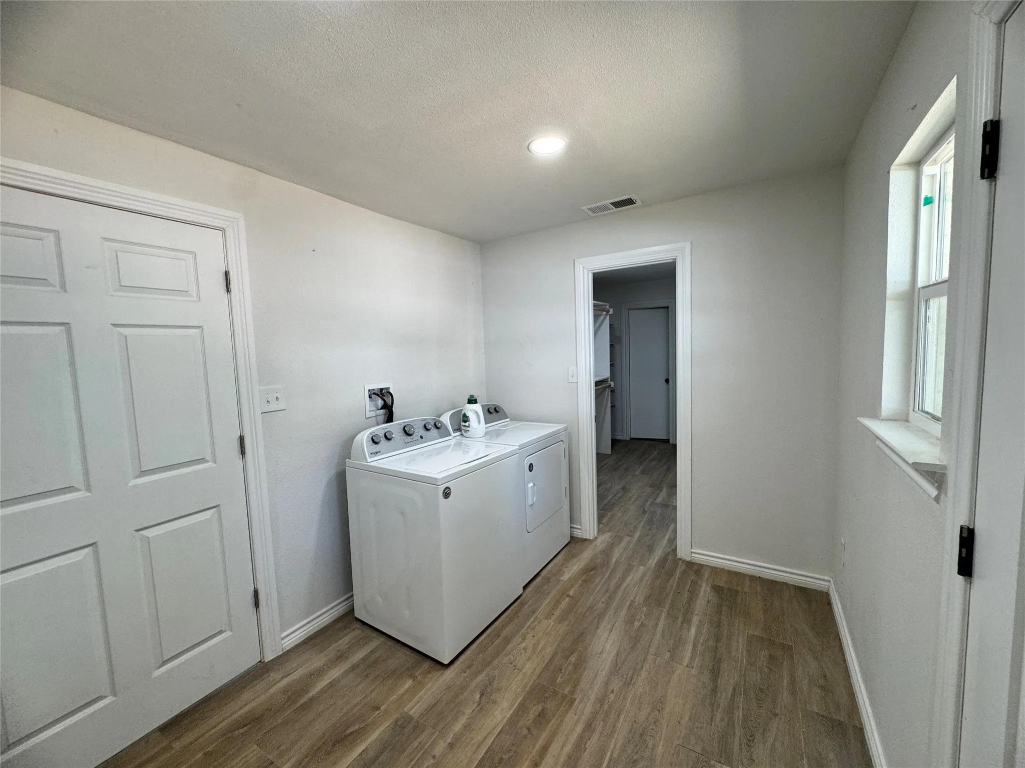 Single Family Residence For Sale in Kaufman County , 24 Lovers Lane, Forney, Texas 75126, 4 Bedroom, 3 Bathroom, 2 Garage spaces, 2,486 Sqft, built in 1976, mls#21398360, Real Estate Agent in Forney, Homes For Sale in Kaufman county, Homes For Sale in Forney, Realtor in Forney Texas, Real Estate Brokerage Independent Realty Texas, Luminita Cordes Realtor