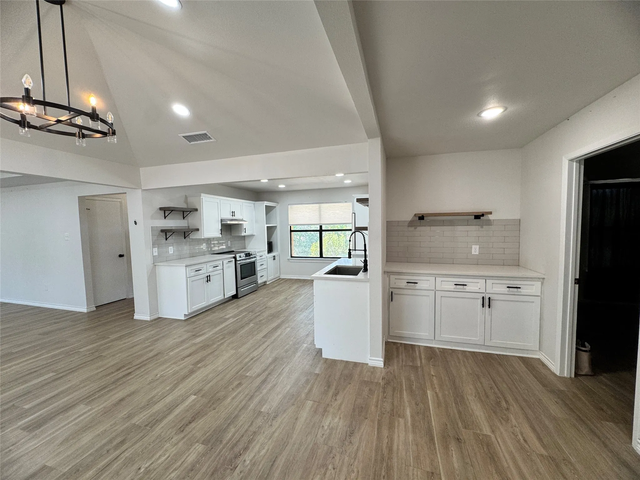 Single Family Residence For Sale in Kaufman County , 24 Lovers Lane, Forney, Texas 75126, 4 Bedroom, 3 Bathroom, 2 Garage spaces, 2,486 Sqft, built in 1976, mls#21398360, Real Estate Agent in Forney, Homes For Sale in Kaufman county, Homes For Sale in Forney, Realtor in Forney Texas, Real Estate Brokerage Independent Realty Texas, Luminita Cordes Realtor