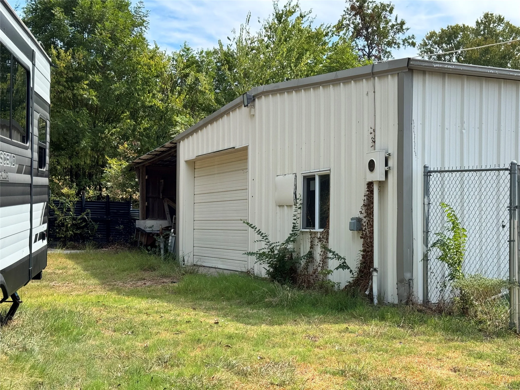Single Family Residence For Sale in Kaufman County , 24 Lovers Lane, Forney, Texas 75126, 4 Bedroom, 3 Bathroom, 2 Garage spaces, 2,486 Sqft, built in 1976, mls#21398360, Real Estate Agent in Forney, Homes For Sale in Kaufman county, Homes For Sale in Forney, Realtor in Forney Texas, Real Estate Brokerage Independent Realty Texas, Luminita Cordes Realtor