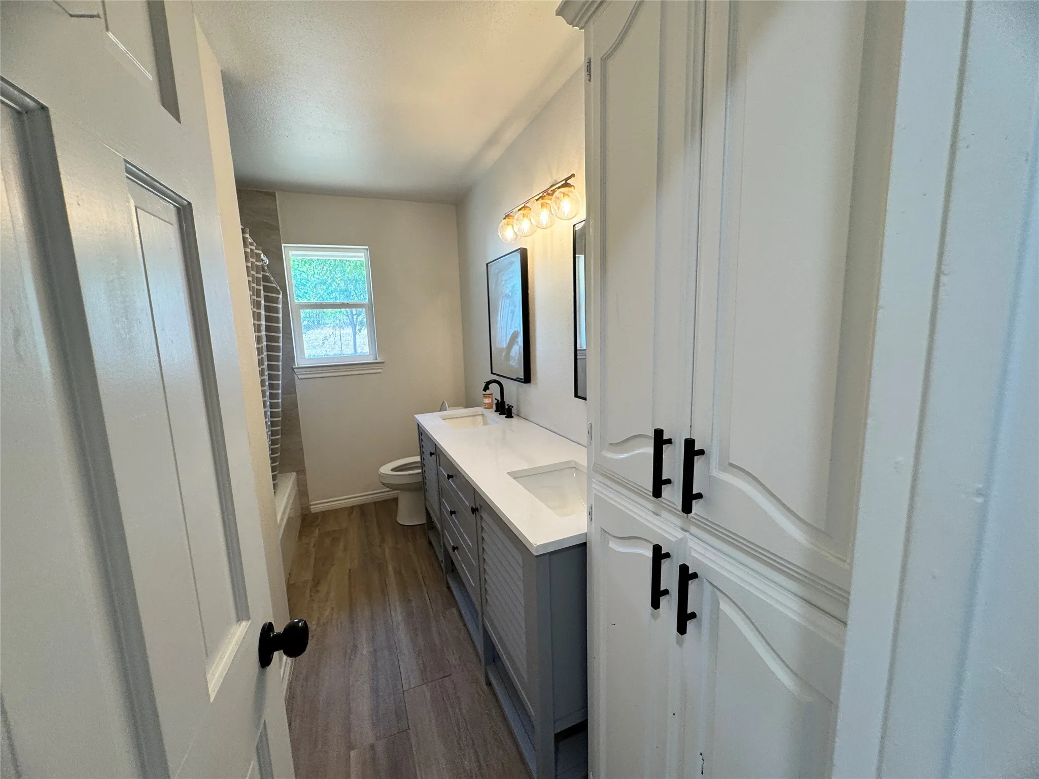 Single Family Residence For Sale in Kaufman County , 24 Lovers Lane, Forney, Texas 75126, 4 Bedroom, 3 Bathroom, 2 Garage spaces, 2,486 Sqft, built in 1976, mls#21398360, Real Estate Agent in Forney, Homes For Sale in Kaufman county, Homes For Sale in Forney, Realtor in Forney Texas, Real Estate Brokerage Independent Realty Texas, Luminita Cordes Realtor