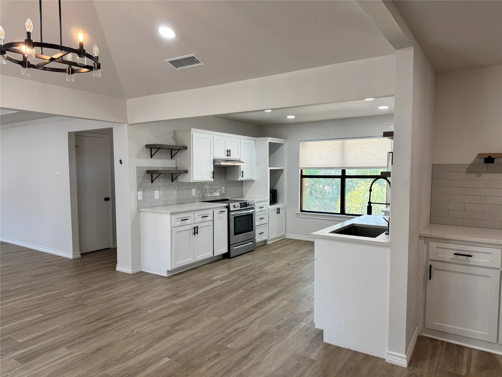 Single Family Residence For Sale in Kaufman County , 24 Lovers Lane, Forney, Texas 75126, 4 Bedroom, 3 Bathroom, 2 Garage spaces, 2,486 Sqft, built in 1976, mls#21398360, Real Estate Agent in Forney, Homes For Sale in Kaufman county, Homes For Sale in Forney, Realtor in Forney Texas, Real Estate Brokerage Independent Realty Texas, Luminita Cordes Realtor