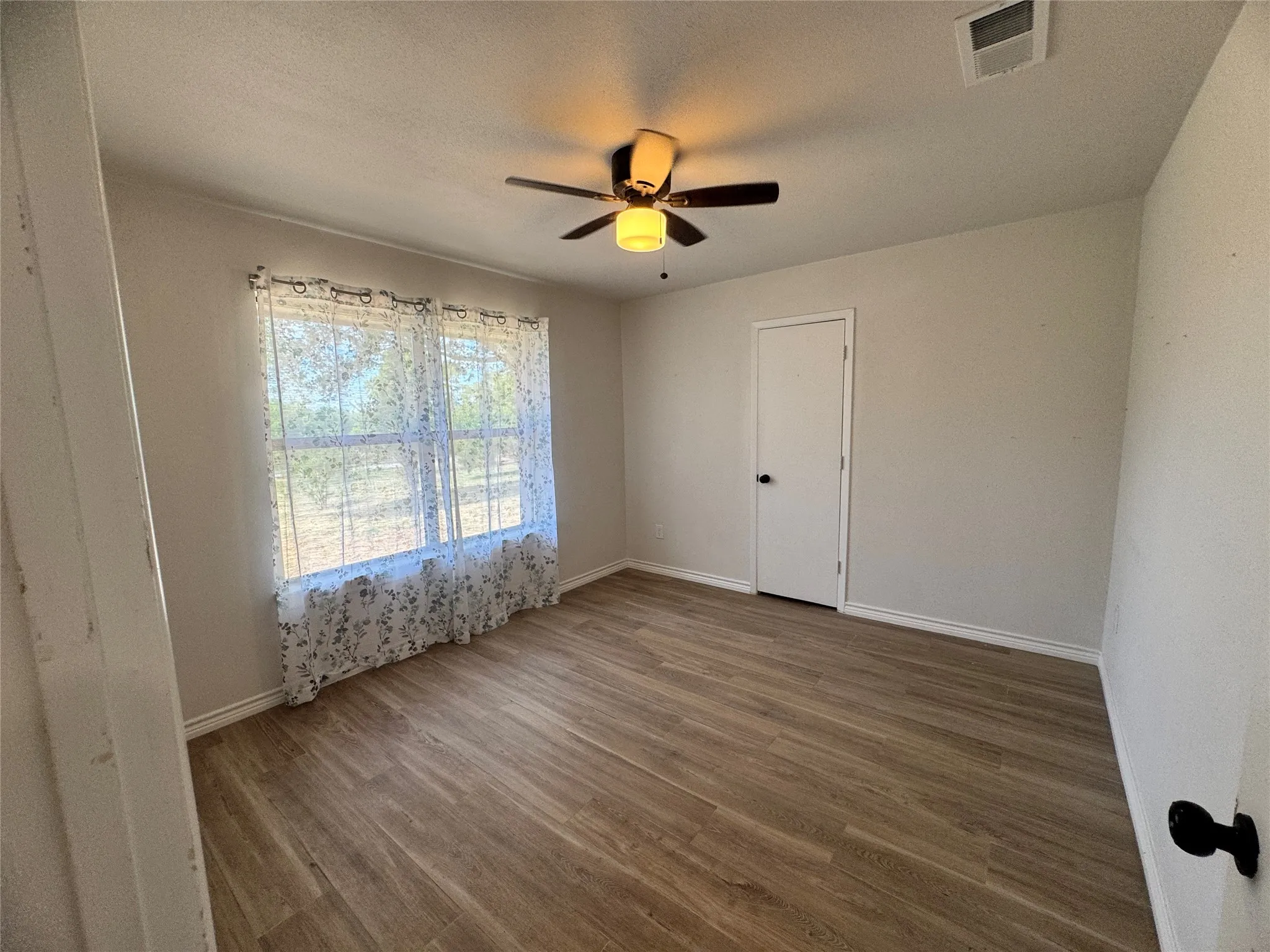 Single Family Residence For Sale in Kaufman County , 24 Lovers Lane, Forney, Texas 75126, 4 Bedroom, 3 Bathroom, 2 Garage spaces, 2,486 Sqft, built in 1976, mls#21398360, Real Estate Agent in Forney, Homes For Sale in Kaufman county, Homes For Sale in Forney, Realtor in Forney Texas, Real Estate Brokerage Independent Realty Texas, Luminita Cordes Realtor