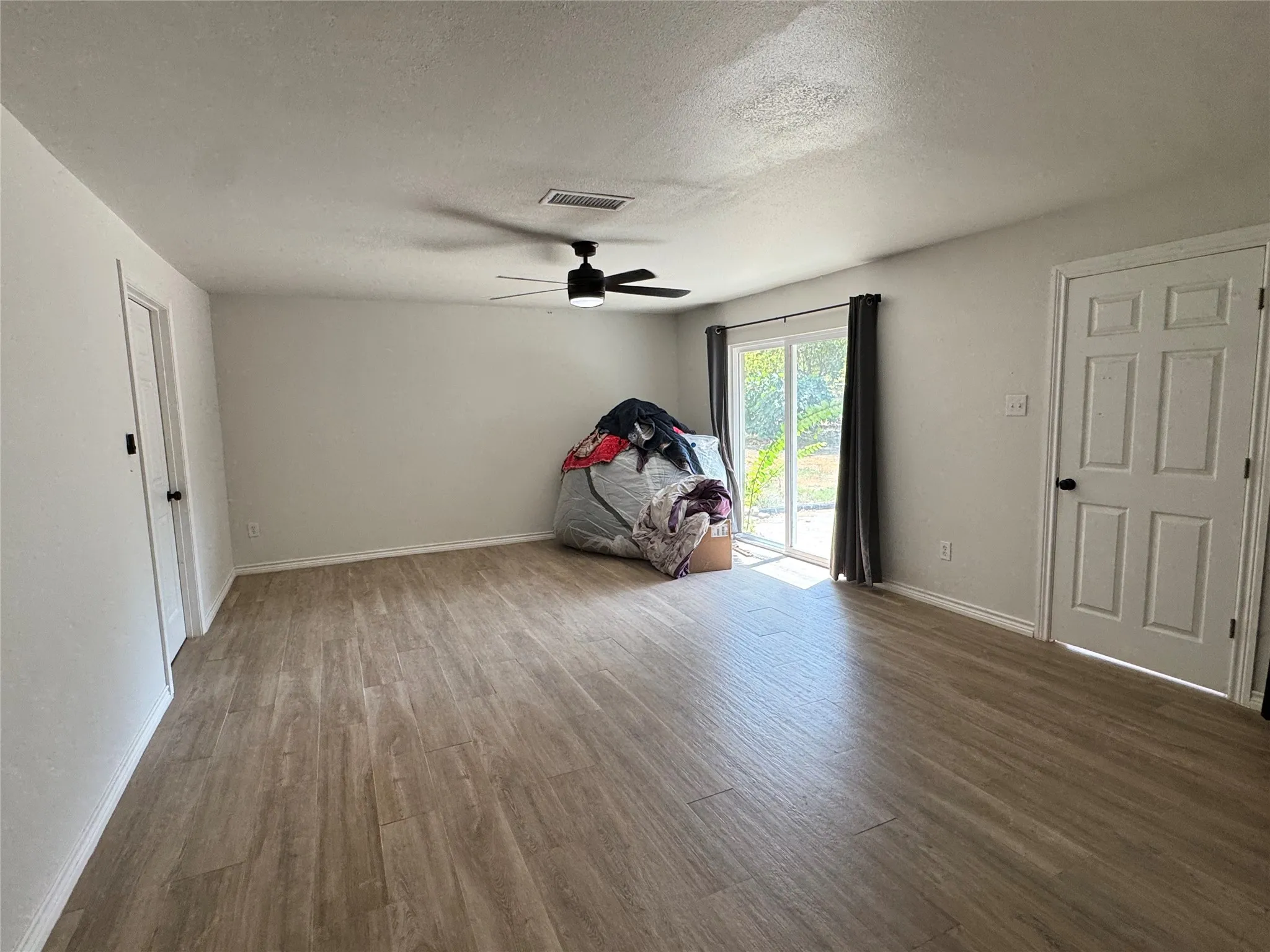 Single Family Residence For Sale in Kaufman County , 24 Lovers Lane, Forney, Texas 75126, 4 Bedroom, 3 Bathroom, 2 Garage spaces, 2,486 Sqft, built in 1976, mls#21398360, Real Estate Agent in Forney, Homes For Sale in Kaufman county, Homes For Sale in Forney, Realtor in Forney Texas, Real Estate Brokerage Independent Realty Texas, Luminita Cordes Realtor