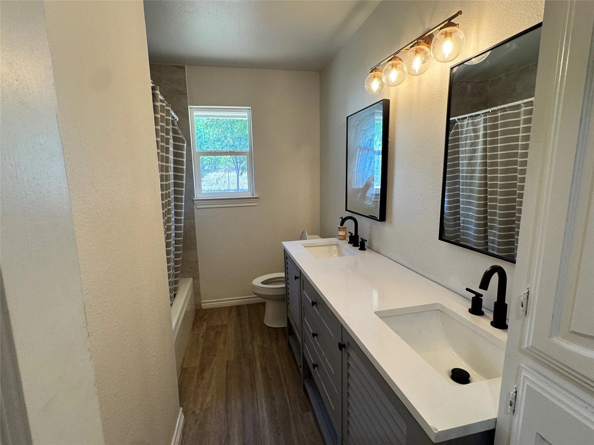 Single Family Residence For Sale in Kaufman County , 24 Lovers Lane, Forney, Texas 75126, 4 Bedroom, 3 Bathroom, 2 Garage spaces, 2,486 Sqft, built in 1976, mls#21398360, Real Estate Agent in Forney, Homes For Sale in Kaufman county, Homes For Sale in Forney, Realtor in Forney Texas, Real Estate Brokerage Independent Realty Texas, Luminita Cordes Realtor