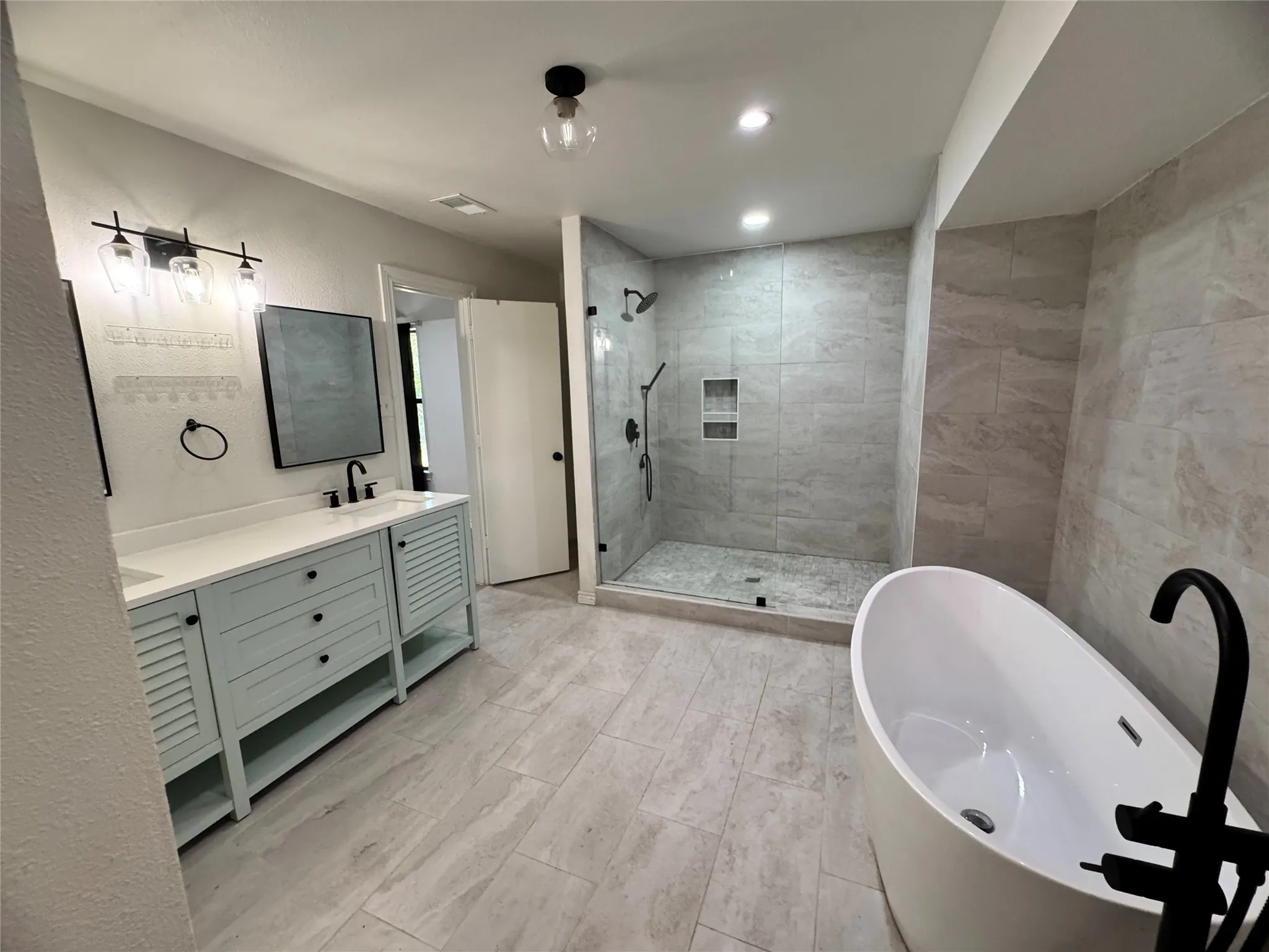 Single Family Residence For Sale in Kaufman County , 24 Lovers Lane, Forney, Texas 75126, 4 Bedroom, 3 Bathroom, 2 Garage spaces, 2,486 Sqft, built in 1976, mls#21398360, Real Estate Agent in Forney, Homes For Sale in Kaufman county, Homes For Sale in Forney, Realtor in Forney Texas, Real Estate Brokerage Independent Realty Texas, Luminita Cordes Realtor