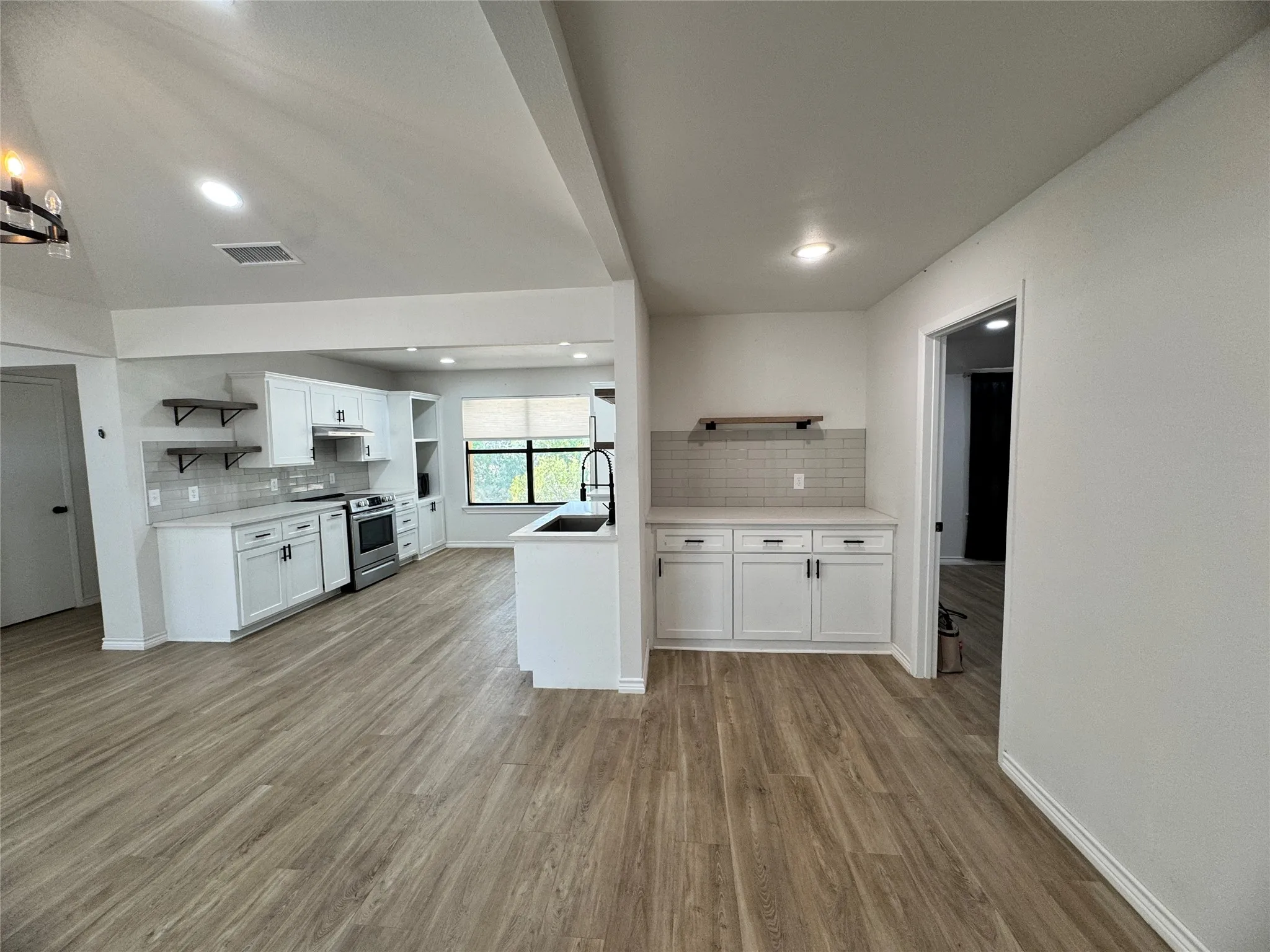 Single Family Residence For Sale in Kaufman County , 24 Lovers Lane, Forney, Texas 75126, 4 Bedroom, 3 Bathroom, 2 Garage spaces, 2,486 Sqft, built in 1976, mls#21398360, Real Estate Agent in Forney, Homes For Sale in Kaufman county, Homes For Sale in Forney, Realtor in Forney Texas, Real Estate Brokerage Independent Realty Texas, Luminita Cordes Realtor