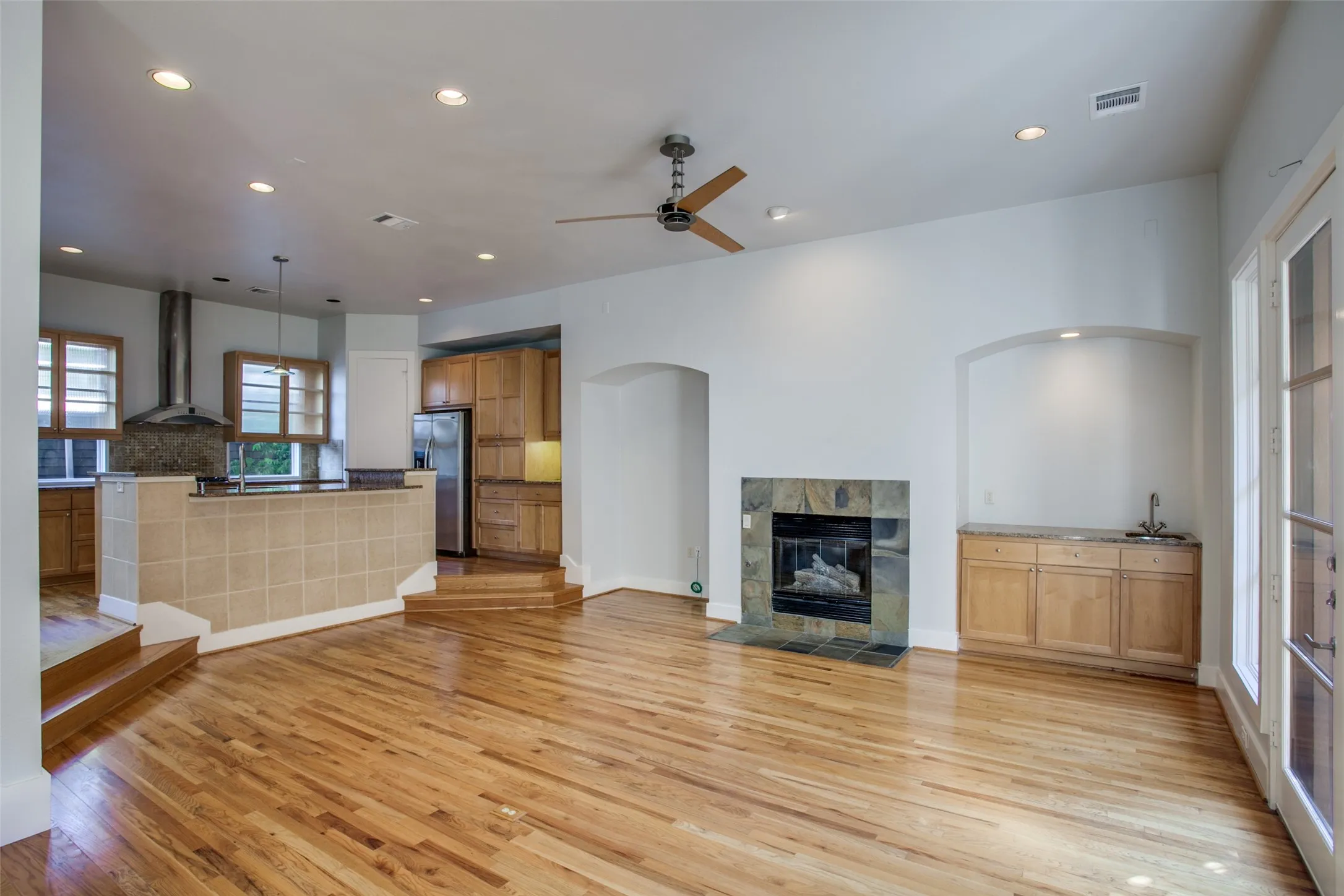 Townhouse For Rent in Dallas County , 3805 Holland Avenue, Dallas, Texas 75219, 3 Bedroom, 4 Bathroom, 2 Garage spaces, 2,396 Sqft, built in 2001, mls#21399626, Real Estate Agent in Dallas, Homes For Rent in Dallas county, Homes For Rent in Dallas, Realtor in Dallas Texas, Real Estate Brokerage Independent Realty Texas, Luminita Cordes Realtor