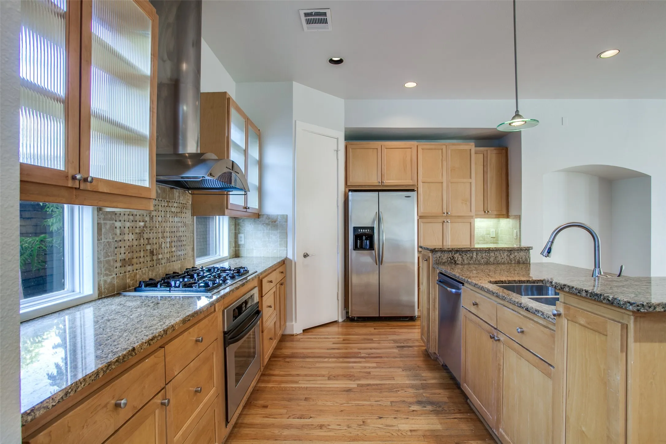 Townhouse For Rent in Dallas County , 3805 Holland Avenue, Dallas, Texas 75219, 3 Bedroom, 4 Bathroom, 2 Garage spaces, 2,396 Sqft, built in 2001, mls#21399626, Real Estate Agent in Dallas, Homes For Rent in Dallas county, Homes For Rent in Dallas, Realtor in Dallas Texas, Real Estate Brokerage Independent Realty Texas, Luminita Cordes Realtor
