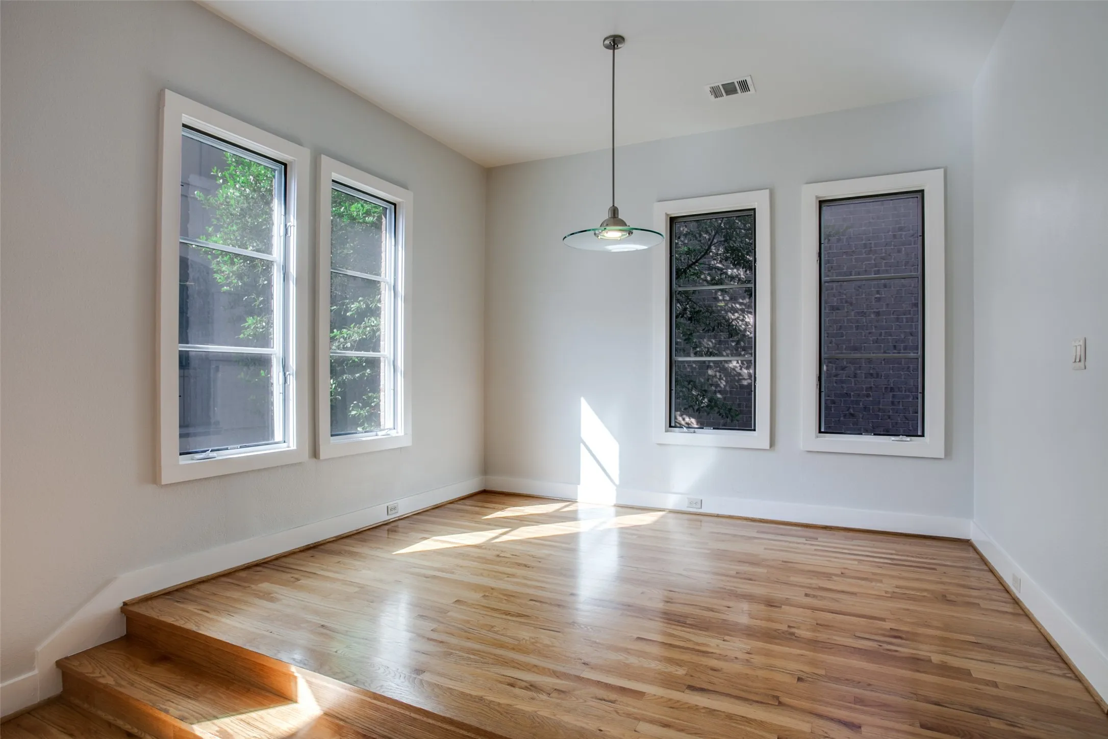 Townhouse For Rent in Dallas County , 3805 Holland Avenue, Dallas, Texas 75219, 3 Bedroom, 4 Bathroom, 2 Garage spaces, 2,396 Sqft, built in 2001, mls#21399626, Real Estate Agent in Dallas, Homes For Rent in Dallas county, Homes For Rent in Dallas, Realtor in Dallas Texas, Real Estate Brokerage Independent Realty Texas, Luminita Cordes Realtor