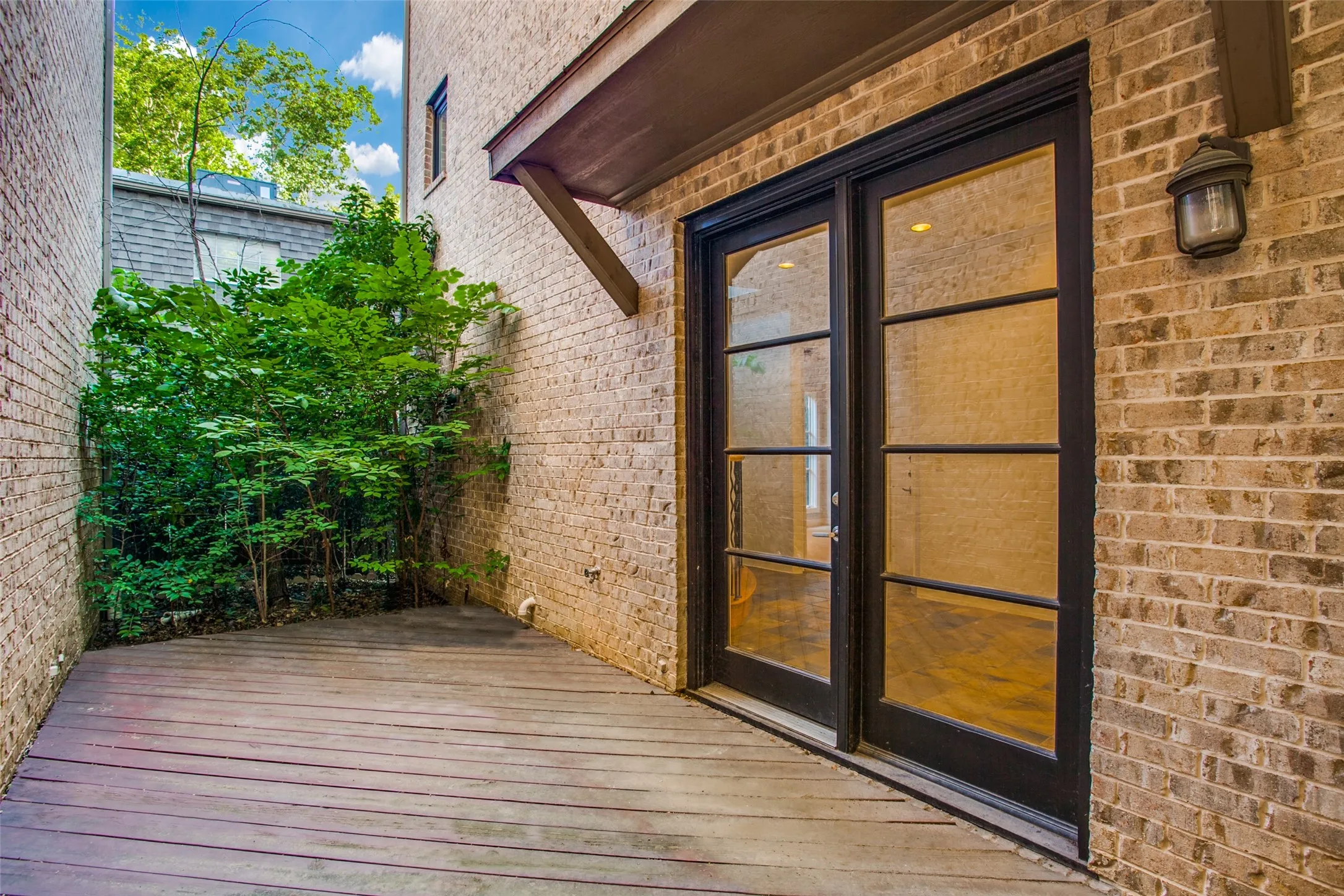 Townhouse For Rent in Dallas County , 3805 Holland Avenue, Dallas, Texas 75219, 3 Bedroom, 4 Bathroom, 2 Garage spaces, 2,396 Sqft, built in 2001, mls#21399626, Real Estate Agent in Dallas, Homes For Rent in Dallas county, Homes For Rent in Dallas, Realtor in Dallas Texas, Real Estate Brokerage Independent Realty Texas, Luminita Cordes Realtor