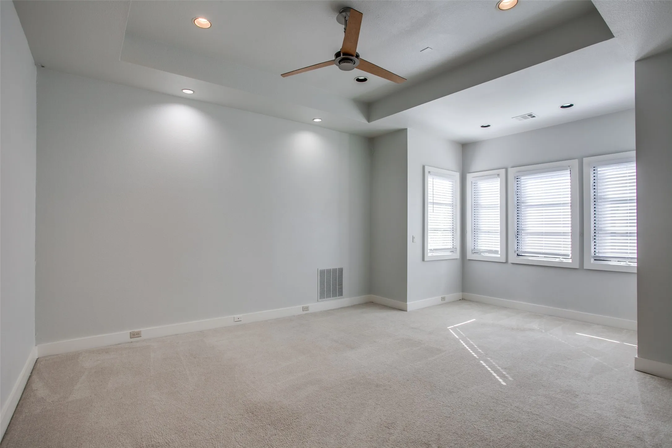 Townhouse For Rent in Dallas County , 3805 Holland Avenue, Dallas, Texas 75219, 3 Bedroom, 4 Bathroom, 2 Garage spaces, 2,396 Sqft, built in 2001, mls#21399626, Real Estate Agent in Dallas, Homes For Rent in Dallas county, Homes For Rent in Dallas, Realtor in Dallas Texas, Real Estate Brokerage Independent Realty Texas, Luminita Cordes Realtor