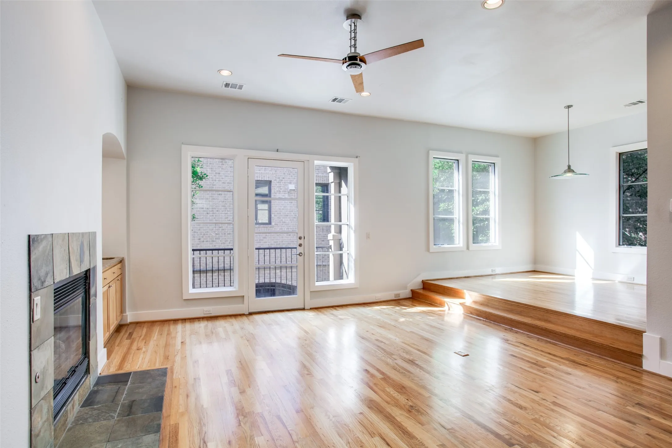 Townhouse For Rent in Dallas County , 3805 Holland Avenue, Dallas, Texas 75219, 3 Bedroom, 4 Bathroom, 2 Garage spaces, 2,396 Sqft, built in 2001, mls#21399626, Real Estate Agent in Dallas, Homes For Rent in Dallas county, Homes For Rent in Dallas, Realtor in Dallas Texas, Real Estate Brokerage Independent Realty Texas, Luminita Cordes Realtor