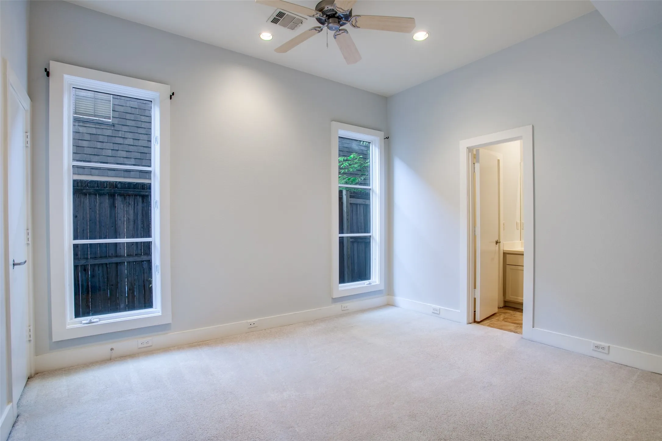 Townhouse For Rent in Dallas County , 3805 Holland Avenue, Dallas, Texas 75219, 3 Bedroom, 4 Bathroom, 2 Garage spaces, 2,396 Sqft, built in 2001, mls#21399626, Real Estate Agent in Dallas, Homes For Rent in Dallas county, Homes For Rent in Dallas, Realtor in Dallas Texas, Real Estate Brokerage Independent Realty Texas, Luminita Cordes Realtor