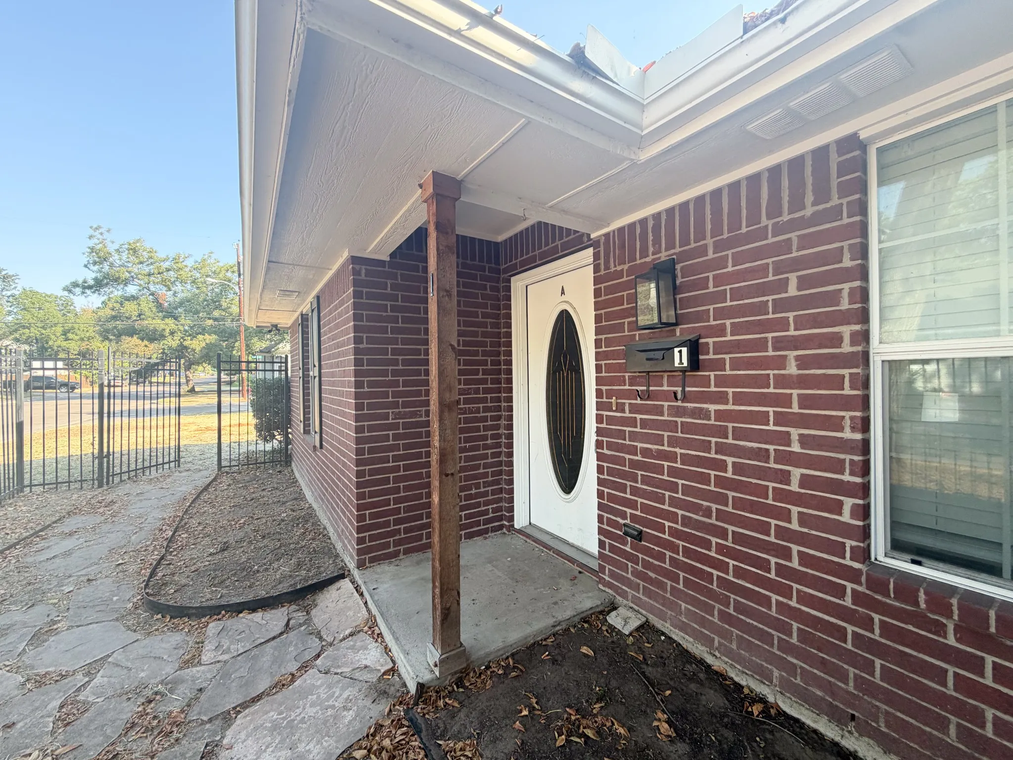 Duplex For Rent in Navarro County , 121 N 24th Street 1, Corsicana, Texas 75110, 2 Bedroom, 1 Bathroom, Garage spaces, 1,000 Sqft, built in 2003, mls#21399629, Real Estate Agent in Corsicana, Homes For Rent in Navarro county, Homes For Rent in Corsicana, Realtor in Corsicana Texas, Real Estate Brokerage Independent Realty Texas, Luminita Cordes Realtor