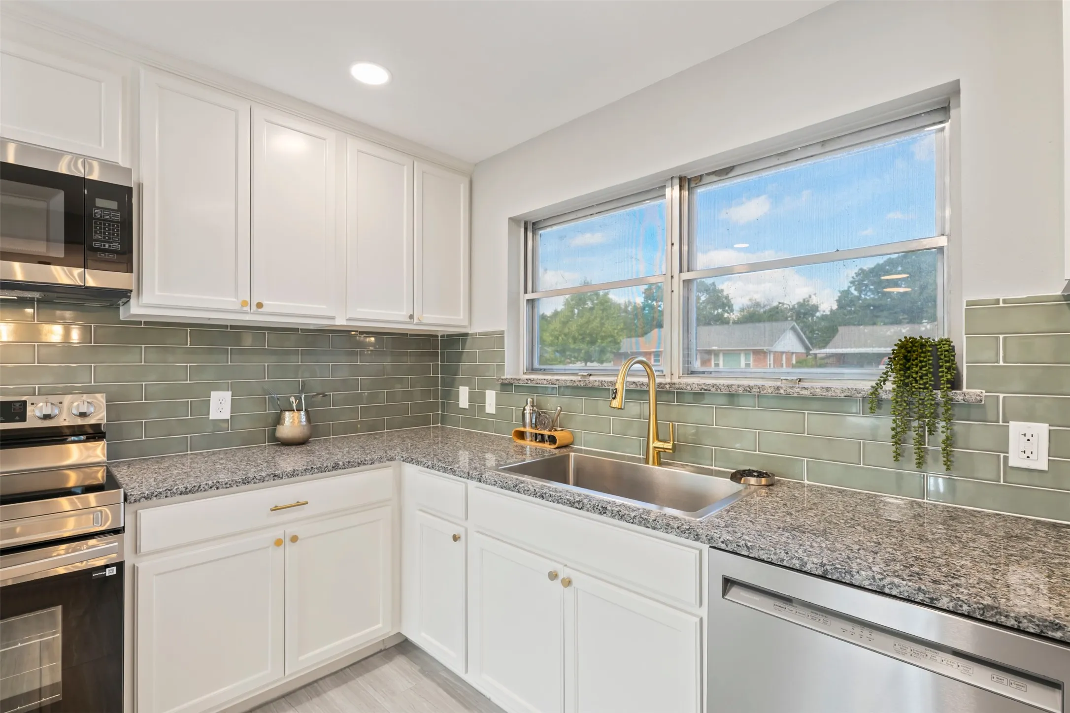 Single Family Residence For Sale in Tarrant County , 417 Fieldwood Terrace, Hurst, Texas 76053, 3 Bedroom, 2 Bathroom, 2 Garage spaces, 1,581 Sqft, built in 1959, mls#21389445, Real Estate Agent in Hurst, Homes For Sale in Tarrant county, Homes For Sale in Hurst, Realtor in Hurst Texas, Real Estate Brokerage Independent Realty Texas, Luminita Cordes Realtor