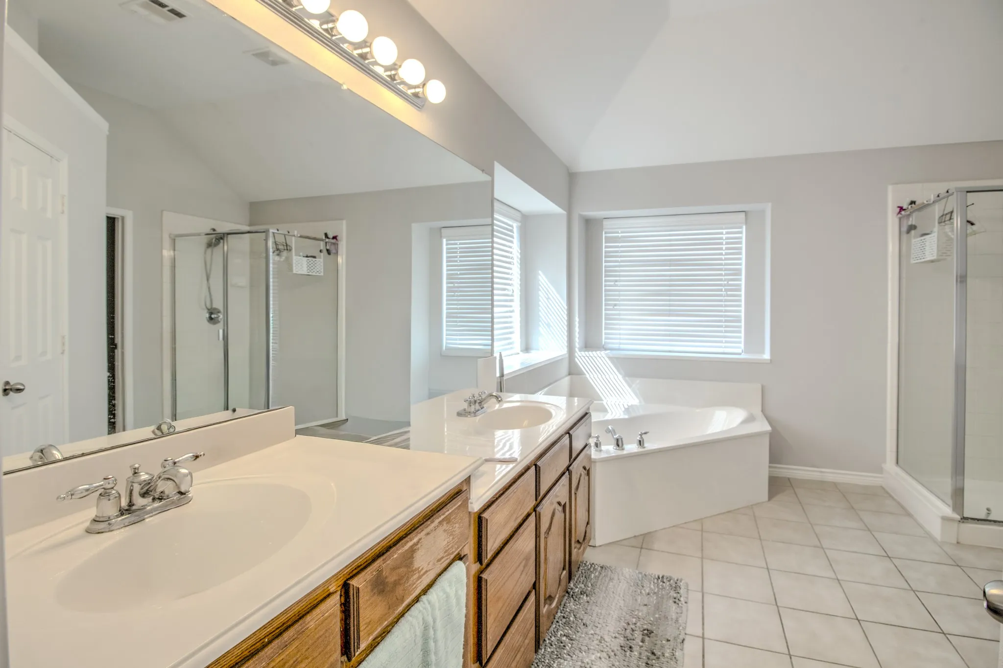 Separate Vanity and sinks in the Master Bath!