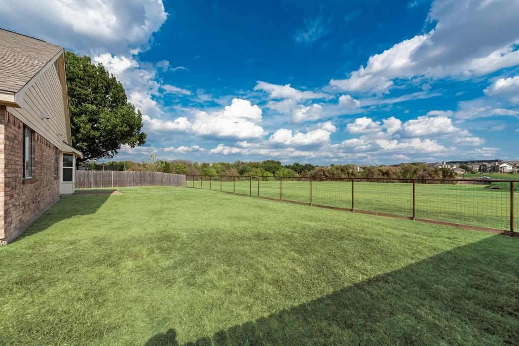 Single Family Residence For Rent in Tarrant County , 5604 Maurie Drive, Haltom City, Texas 76148, 3 Bedroom, 2 Bathroom, 2 Garage spaces, 1,484 Sqft, built in 1987, mls#21397436, Real Estate Agent in Haltom City, Homes For Rent in Tarrant county, Homes For Rent in Haltom City, Realtor in Haltom City Texas, Real Estate Brokerage Independent Realty Texas, Luminita Cordes Realtor