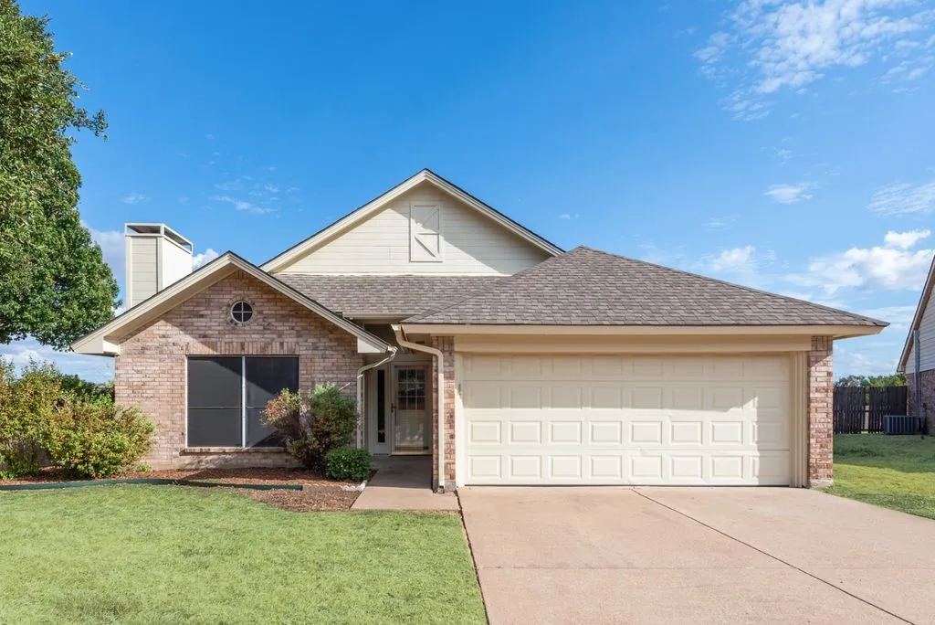 Single Family Residence For Rent in Tarrant County , 5604 Maurie Drive, Haltom City, Texas 76148, 3 Bedroom, 2 Bathroom, 2 Garage spaces, 1,484 Sqft, built in 1987, mls#21397436, Real Estate Agent in Haltom City, Homes For Rent in Tarrant county, Homes For Rent in Haltom City, Realtor in Haltom City Texas, Real Estate Brokerage Independent Realty Texas, Luminita Cordes Realtor