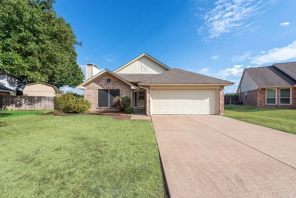 Single Family Residence For Rent in Tarrant County , 5604 Maurie Drive, Haltom City, Texas 76148, 3 Bedroom, 2 Bathroom, 2 Garage spaces, 1,484 Sqft, built in 1987, mls#21397436, Real Estate Agent in Haltom City, Homes For Rent in Tarrant county, Homes For Rent in Haltom City, Realtor in Haltom City Texas, Real Estate Brokerage Independent Realty Texas, Luminita Cordes Realtor