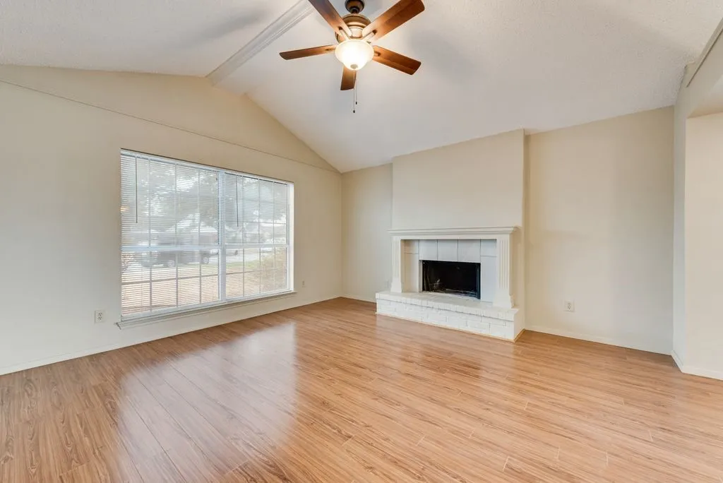 Single Family Residence For Rent in Tarrant County , 5604 Maurie Drive, Haltom City, Texas 76148, 3 Bedroom, 2 Bathroom, 2 Garage spaces, 1,484 Sqft, built in 1987, mls#21397436, Real Estate Agent in Haltom City, Homes For Rent in Tarrant county, Homes For Rent in Haltom City, Realtor in Haltom City Texas, Real Estate Brokerage Independent Realty Texas, Luminita Cordes Realtor