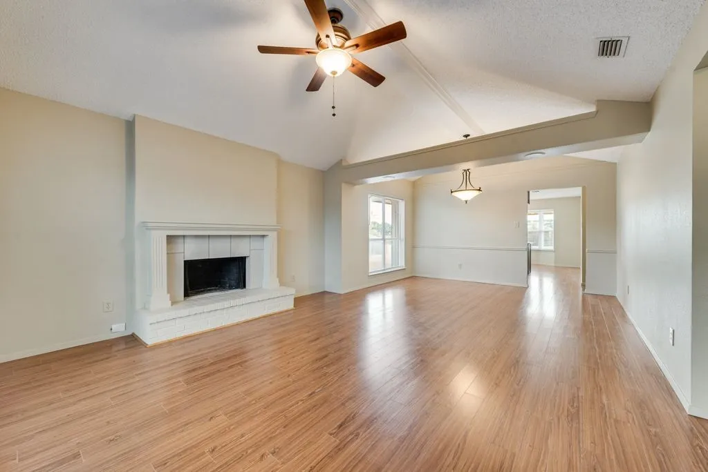 Single Family Residence For Rent in Tarrant County , 5604 Maurie Drive, Haltom City, Texas 76148, 3 Bedroom, 2 Bathroom, 2 Garage spaces, 1,484 Sqft, built in 1987, mls#21397436, Real Estate Agent in Haltom City, Homes For Rent in Tarrant county, Homes For Rent in Haltom City, Realtor in Haltom City Texas, Real Estate Brokerage Independent Realty Texas, Luminita Cordes Realtor