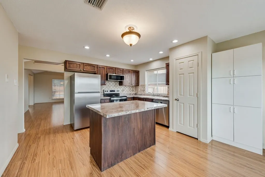 Single Family Residence For Rent in Tarrant County , 5604 Maurie Drive, Haltom City, Texas 76148, 3 Bedroom, 2 Bathroom, 2 Garage spaces, 1,484 Sqft, built in 1987, mls#21397436, Real Estate Agent in Haltom City, Homes For Rent in Tarrant county, Homes For Rent in Haltom City, Realtor in Haltom City Texas, Real Estate Brokerage Independent Realty Texas, Luminita Cordes Realtor
