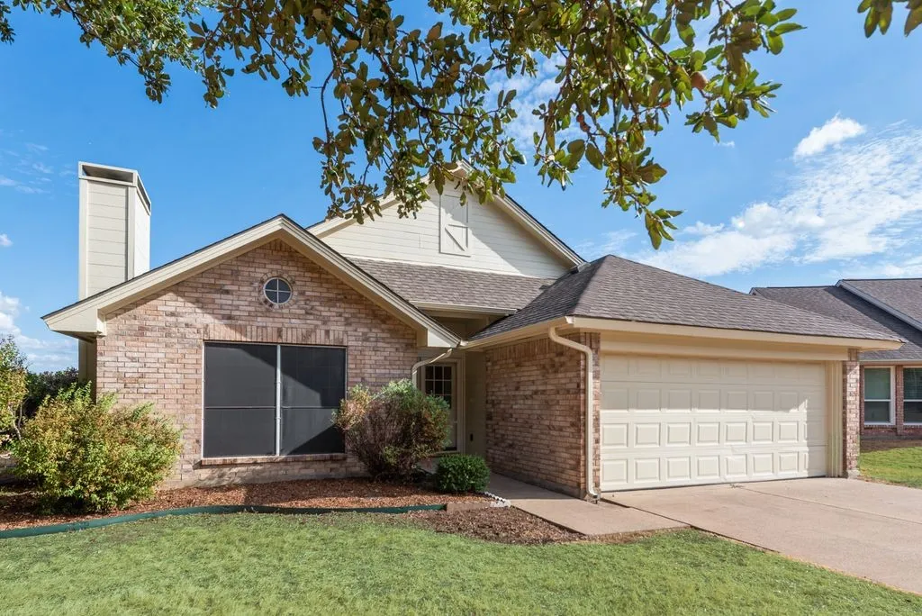Single Family Residence For Rent in Tarrant County , 5604 Maurie Drive, Haltom City, Texas 76148, 3 Bedroom, 2 Bathroom, 2 Garage spaces, 1,484 Sqft, built in 1987, mls#21397436, Real Estate Agent in Haltom City, Homes For Rent in Tarrant county, Homes For Rent in Haltom City, Realtor in Haltom City Texas, Real Estate Brokerage Independent Realty Texas, Luminita Cordes Realtor