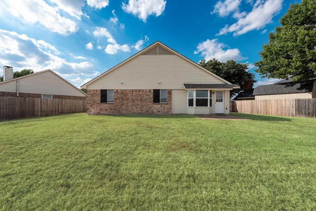 Single Family Residence For Rent in Tarrant County , 5604 Maurie Drive, Haltom City, Texas 76148, 3 Bedroom, 2 Bathroom, 2 Garage spaces, 1,484 Sqft, built in 1987, mls#21397436, Real Estate Agent in Haltom City, Homes For Rent in Tarrant county, Homes For Rent in Haltom City, Realtor in Haltom City Texas, Real Estate Brokerage Independent Realty Texas, Luminita Cordes Realtor