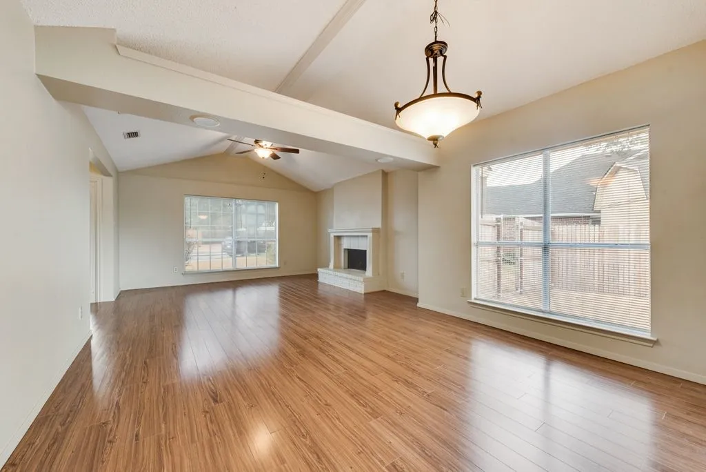 Single Family Residence For Rent in Tarrant County , 5604 Maurie Drive, Haltom City, Texas 76148, 3 Bedroom, 2 Bathroom, 2 Garage spaces, 1,484 Sqft, built in 1987, mls#21397436, Real Estate Agent in Haltom City, Homes For Rent in Tarrant county, Homes For Rent in Haltom City, Realtor in Haltom City Texas, Real Estate Brokerage Independent Realty Texas, Luminita Cordes Realtor