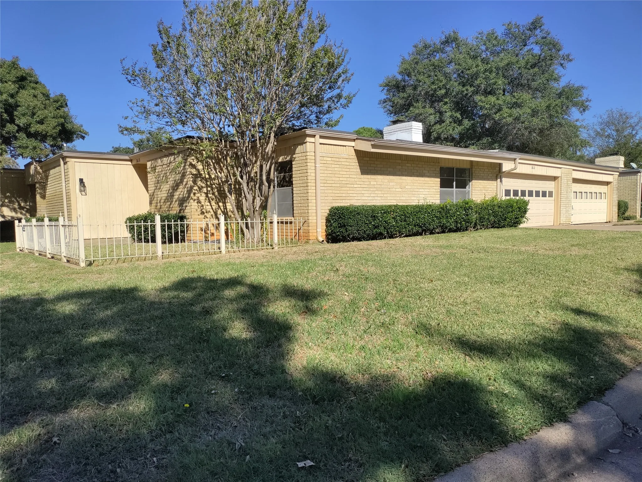 Townhouse For Rent in Tarrant County , 1611 Cindy Court, Arlington, Texas 76012, 3 Bedroom, 2 Bathroom, 2 Garage spaces, 1,430 Sqft, built in 1968, mls#21399672, Real Estate Agent in Arlington, Homes For Rent in Tarrant county, Homes For Rent in Arlington, Realtor in Arlington Texas, Real Estate Brokerage Independent Realty Texas, Luminita Cordes Realtor