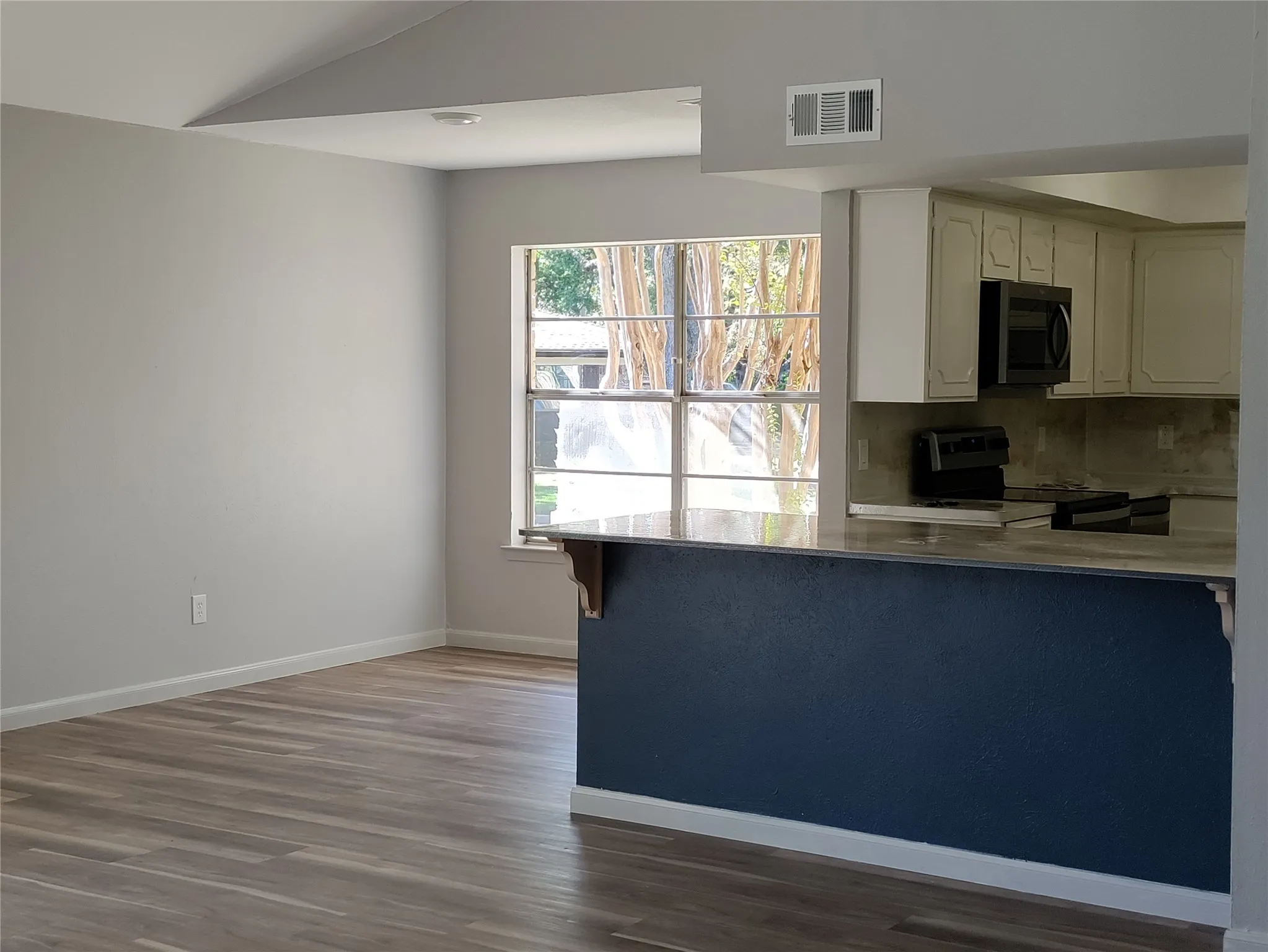 Townhouse For Rent in Tarrant County , 1611 Cindy Court, Arlington, Texas 76012, 3 Bedroom, 2 Bathroom, 2 Garage spaces, 1,430 Sqft, built in 1968, mls#21399672, Real Estate Agent in Arlington, Homes For Rent in Tarrant county, Homes For Rent in Arlington, Realtor in Arlington Texas, Real Estate Brokerage Independent Realty Texas, Luminita Cordes Realtor