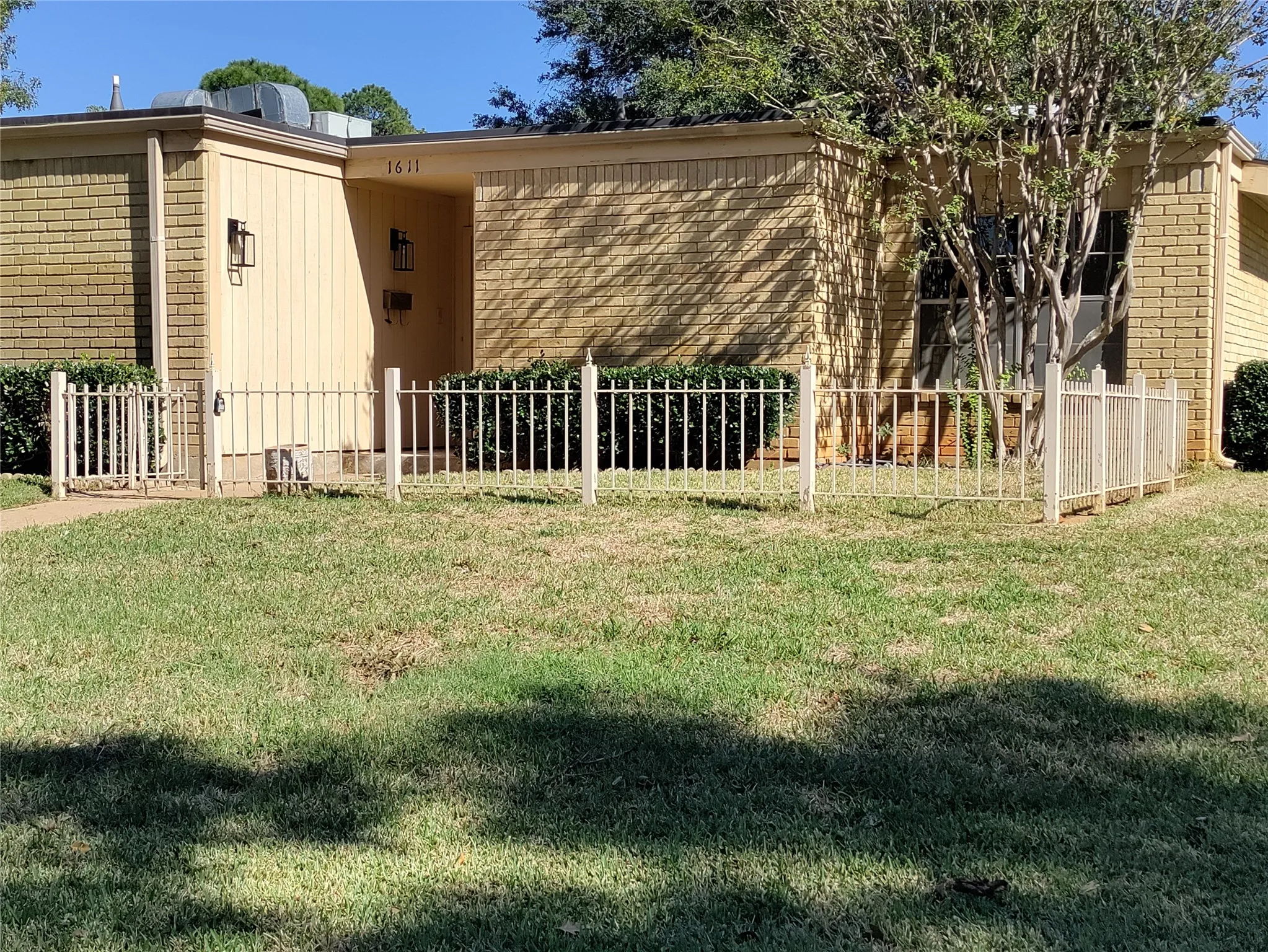 Townhouse For Rent in Tarrant County , 1611 Cindy Court, Arlington, Texas 76012, 3 Bedroom, 2 Bathroom, 2 Garage spaces, 1,430 Sqft, built in 1968, mls#21399672, Real Estate Agent in Arlington, Homes For Rent in Tarrant county, Homes For Rent in Arlington, Realtor in Arlington Texas, Real Estate Brokerage Independent Realty Texas, Luminita Cordes Realtor