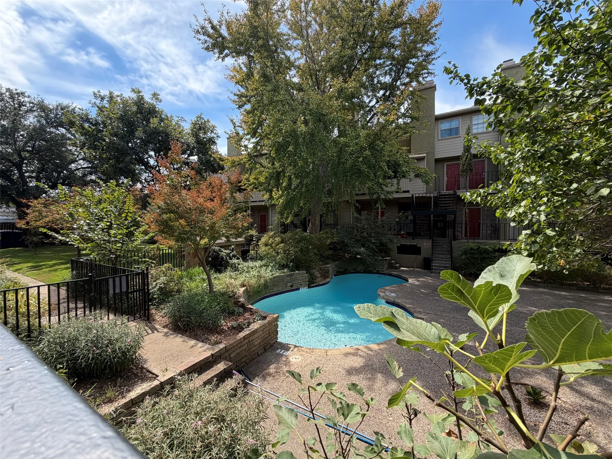 Condominium For Rent in Dallas County , 5740 Martel Avenue B12, Dallas, Texas 75206, 2 Bedroom, 2 Bathroom, 1 Garage spaces, 929 Sqft, built in 1983, mls#21396491, Real Estate Agent in Dallas, Homes For Rent in Dallas county, Homes For Rent in Dallas, Realtor in Dallas Texas, Real Estate Brokerage Independent Realty Texas, Luminita Cordes Realtor