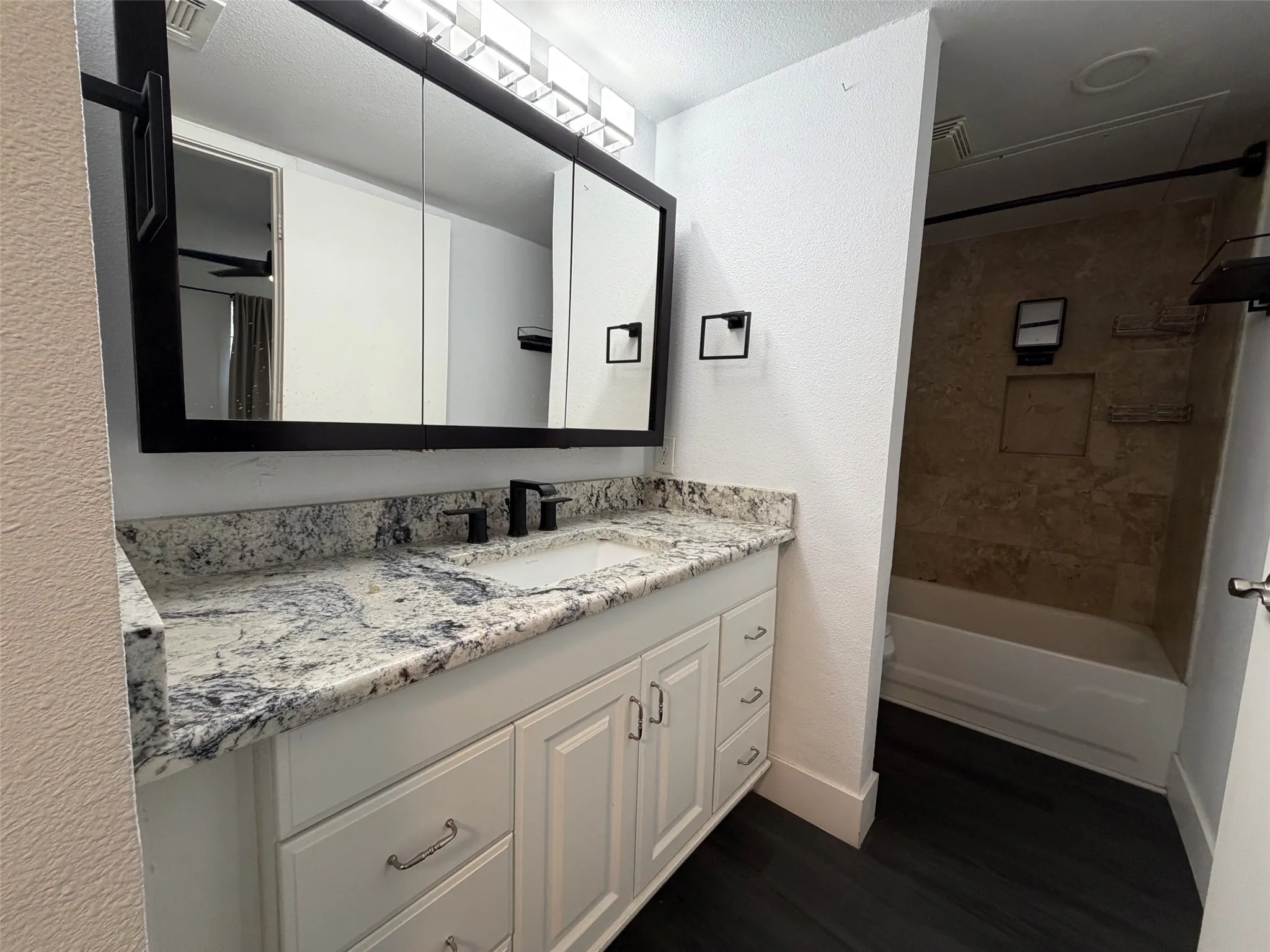 Condominium For Rent in Dallas County , 5740 Martel Avenue B12, Dallas, Texas 75206, 2 Bedroom, 2 Bathroom, 1 Garage spaces, 929 Sqft, built in 1983, mls#21396491, Real Estate Agent in Dallas, Homes For Rent in Dallas county, Homes For Rent in Dallas, Realtor in Dallas Texas, Real Estate Brokerage Independent Realty Texas, Luminita Cordes Realtor