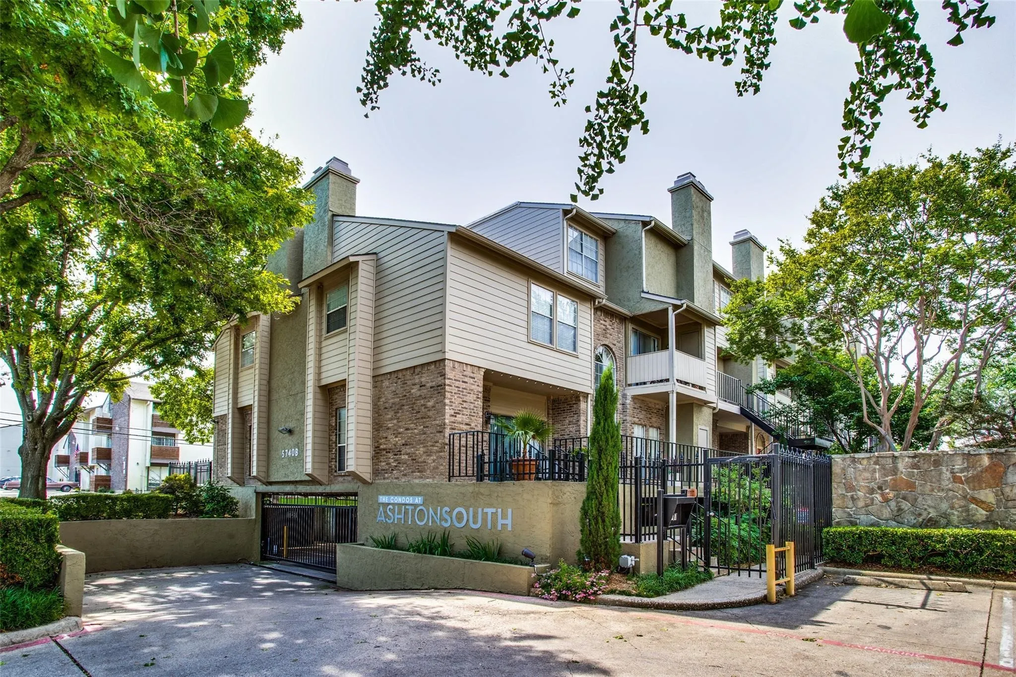 Condominium For Rent in Dallas County , 5740 Martel Avenue B12, Dallas, Texas 75206, 2 Bedroom, 2 Bathroom, 1 Garage spaces, 929 Sqft, built in 1983, mls#21396491, Real Estate Agent in Dallas, Homes For Rent in Dallas county, Homes For Rent in Dallas, Realtor in Dallas Texas, Real Estate Brokerage Independent Realty Texas, Luminita Cordes Realtor