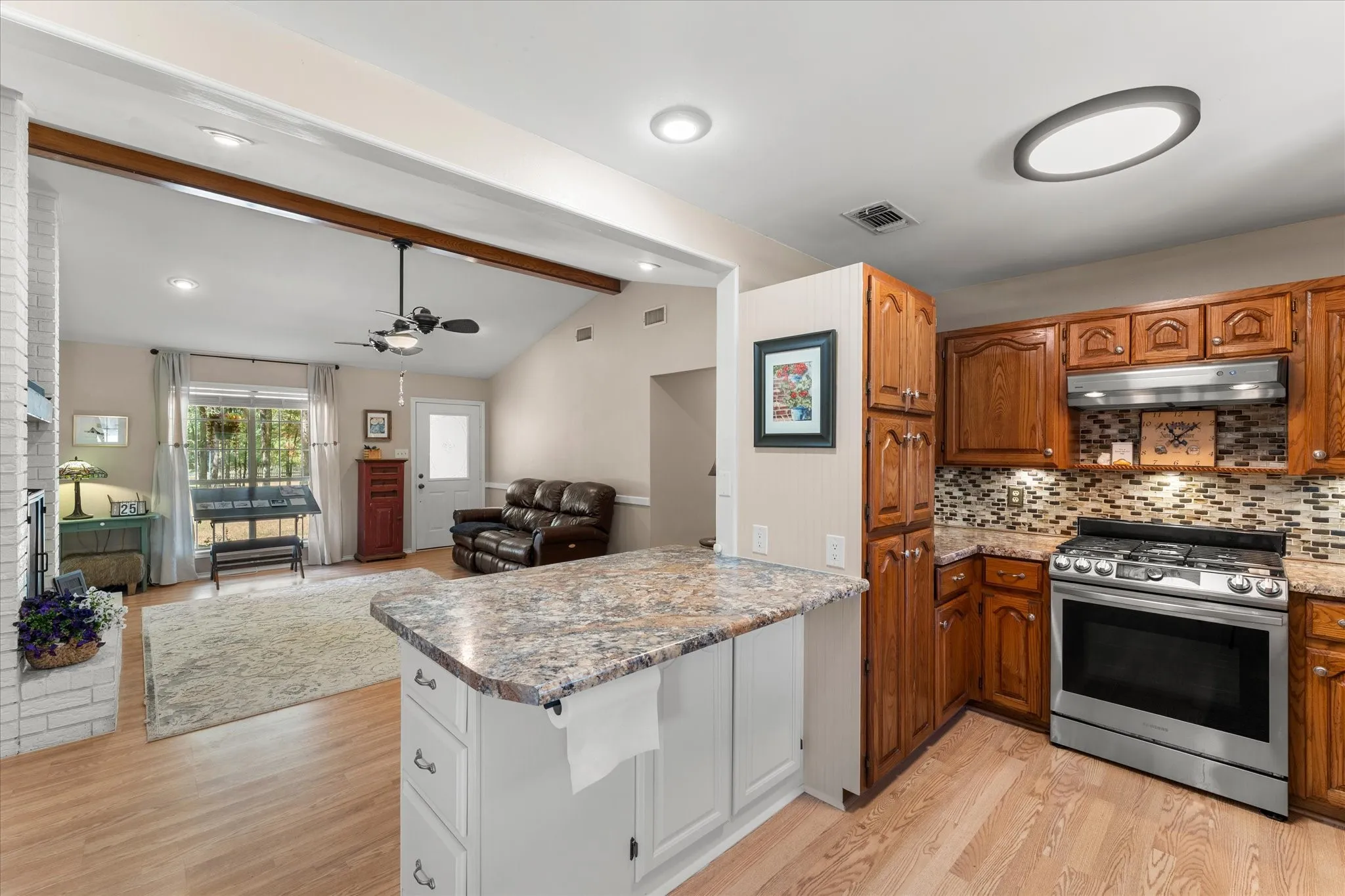 Single Family Residence For Sale in Titus County , 6170 N US Highway 271, Mt Pleasant, Texas 75455, 3 Bedroom, 3 Bathroom, Garage spaces, 2,433 Sqft, built in 1993, mls#21399347, Real Estate Agent in Mt Pleasant, Homes For Sale in Titus county, Homes For Sale in Mt Pleasant, Realtor in Mt Pleasant Texas, Real Estate Brokerage Independent Realty Texas, Luminita Cordes Realtor