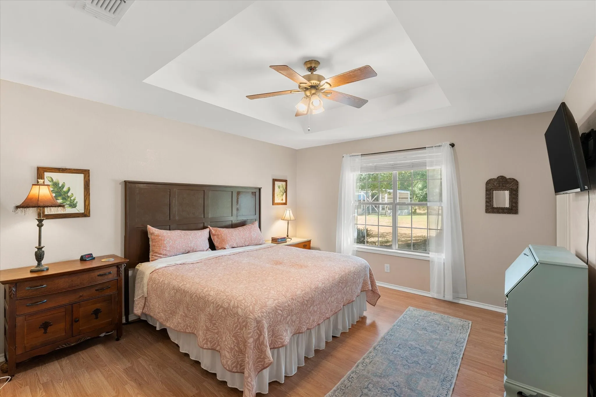 Acomodates King size Bed and Sitting Area