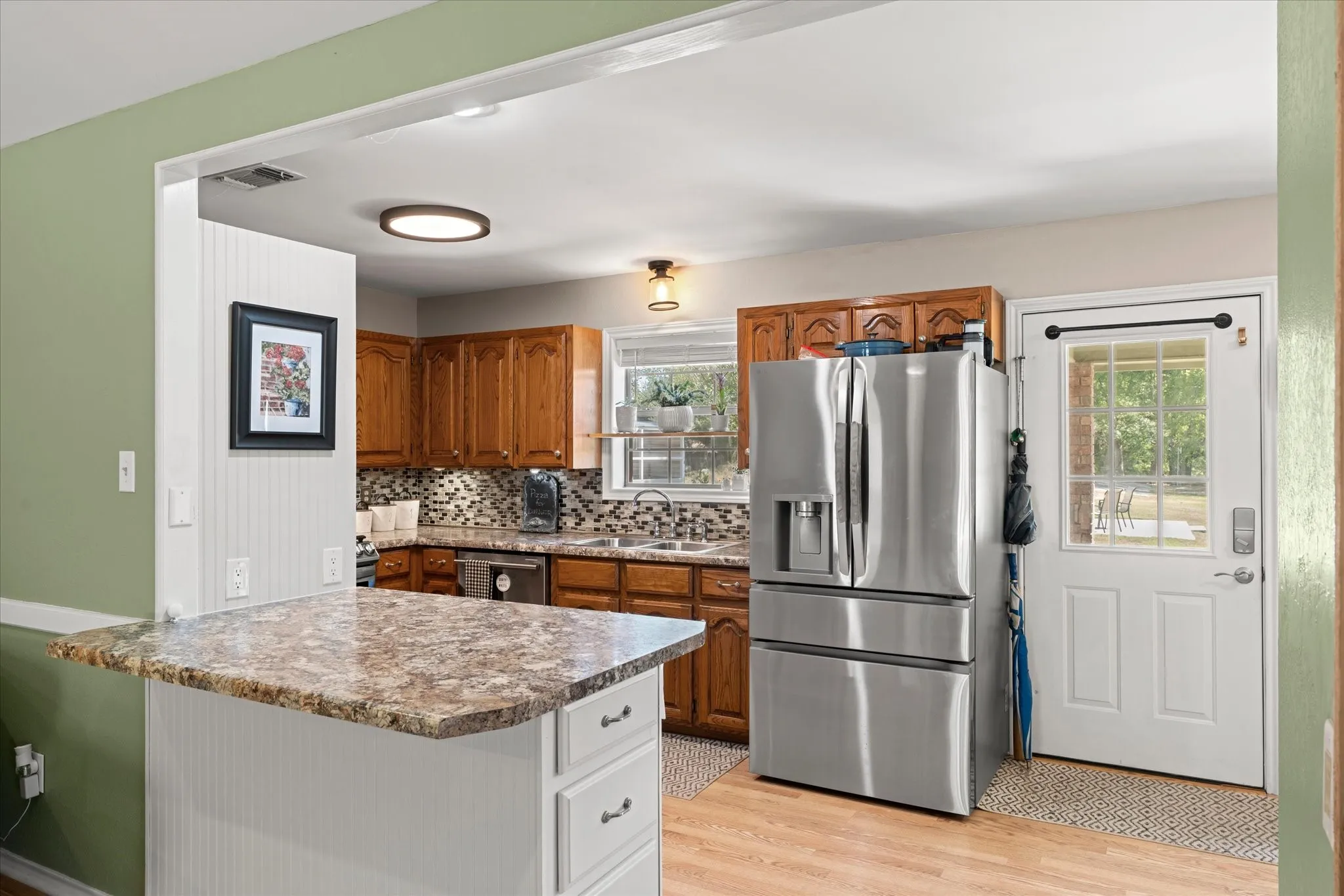 Single Family Residence For Sale in Titus County , 6170 N US Highway 271, Mt Pleasant, Texas 75455, 3 Bedroom, 3 Bathroom, Garage spaces, 2,433 Sqft, built in 1993, mls#21399347, Real Estate Agent in Mt Pleasant, Homes For Sale in Titus county, Homes For Sale in Mt Pleasant, Realtor in Mt Pleasant Texas, Real Estate Brokerage Independent Realty Texas, Luminita Cordes Realtor