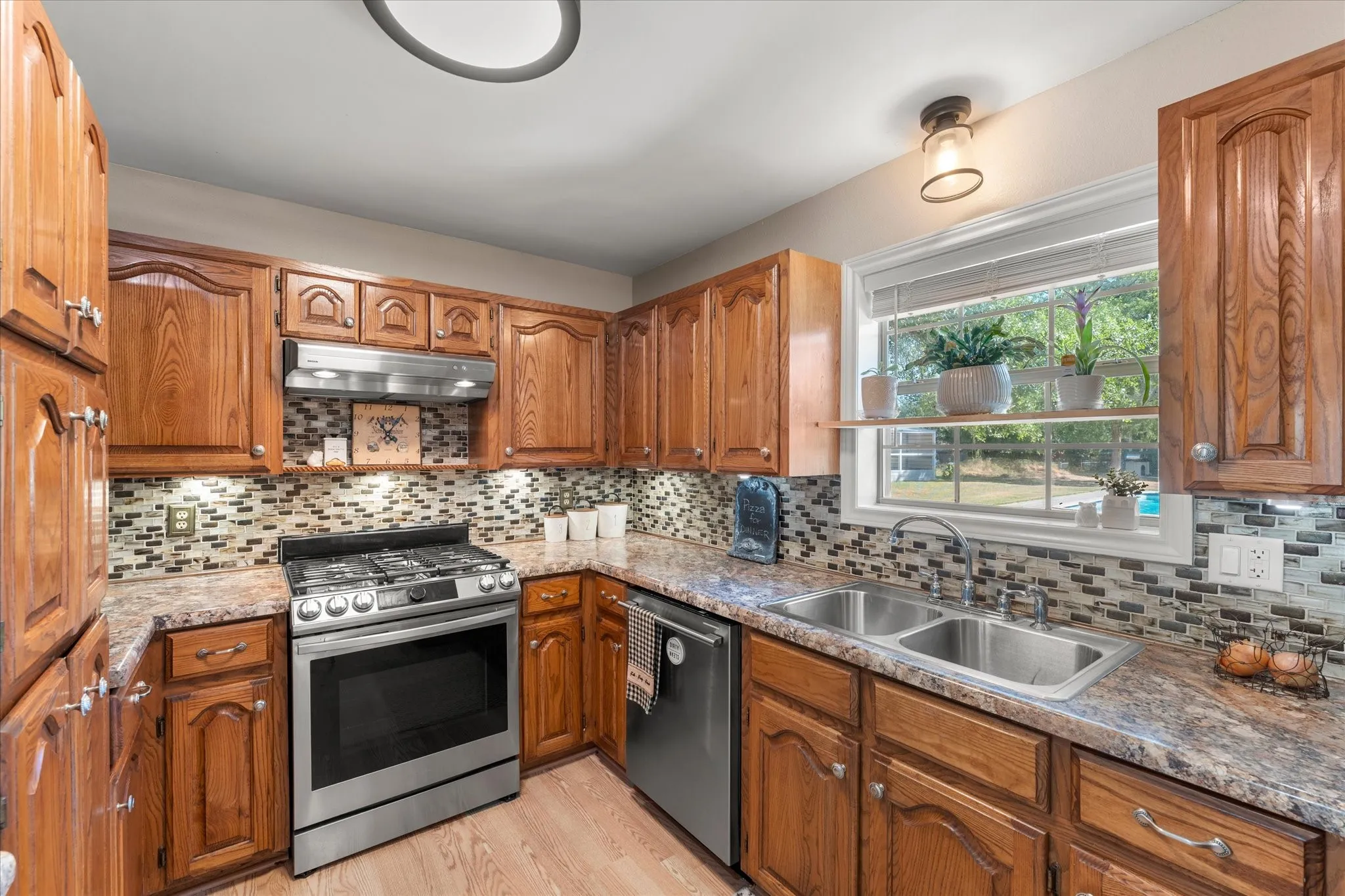 Single Family Residence For Sale in Titus County , 6170 N US Highway 271, Mt Pleasant, Texas 75455, 3 Bedroom, 3 Bathroom, Garage spaces, 2,433 Sqft, built in 1993, mls#21399347, Real Estate Agent in Mt Pleasant, Homes For Sale in Titus county, Homes For Sale in Mt Pleasant, Realtor in Mt Pleasant Texas, Real Estate Brokerage Independent Realty Texas, Luminita Cordes Realtor