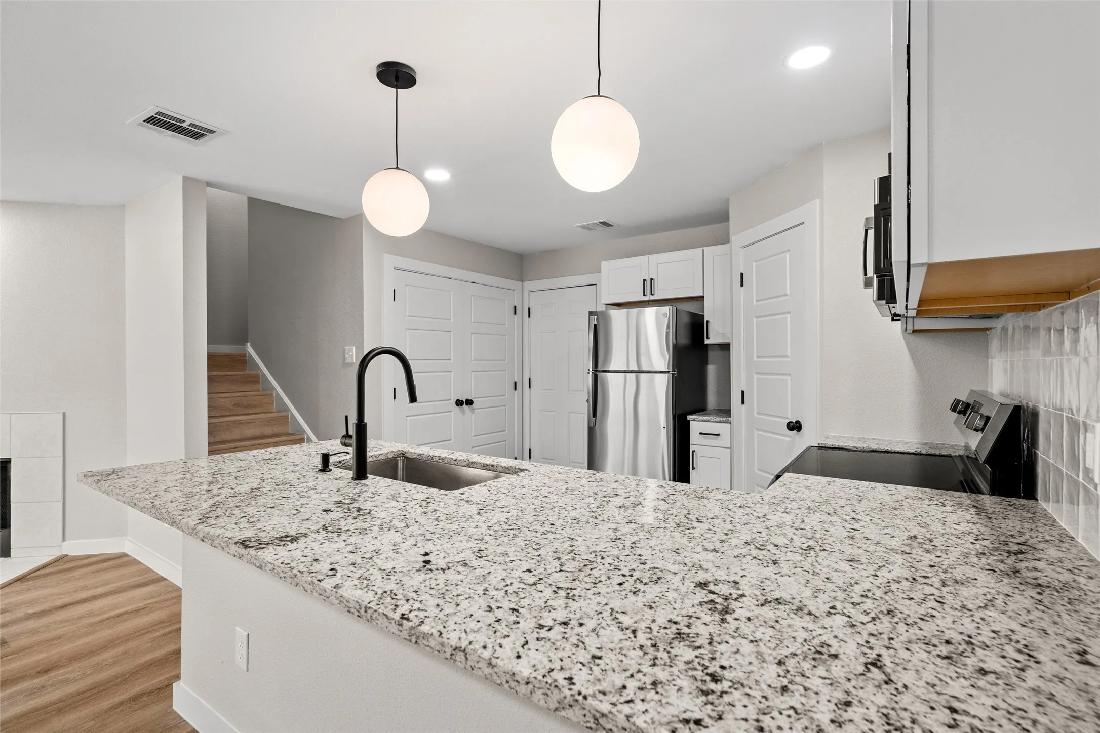 Single Family Residence For Sale in Dallas County , 3647 Clubview Drive, Garland, Texas 75044, 3 Bedroom, 3 Bathroom, 2 Garage spaces, 1,393 Sqft, built in 1999, mls#21399505, Real Estate Agent in Garland, Homes For Sale in Dallas county, Homes For Sale in Garland, Realtor in Garland Texas, Real Estate Brokerage Independent Realty Texas, Luminita Cordes Realtor